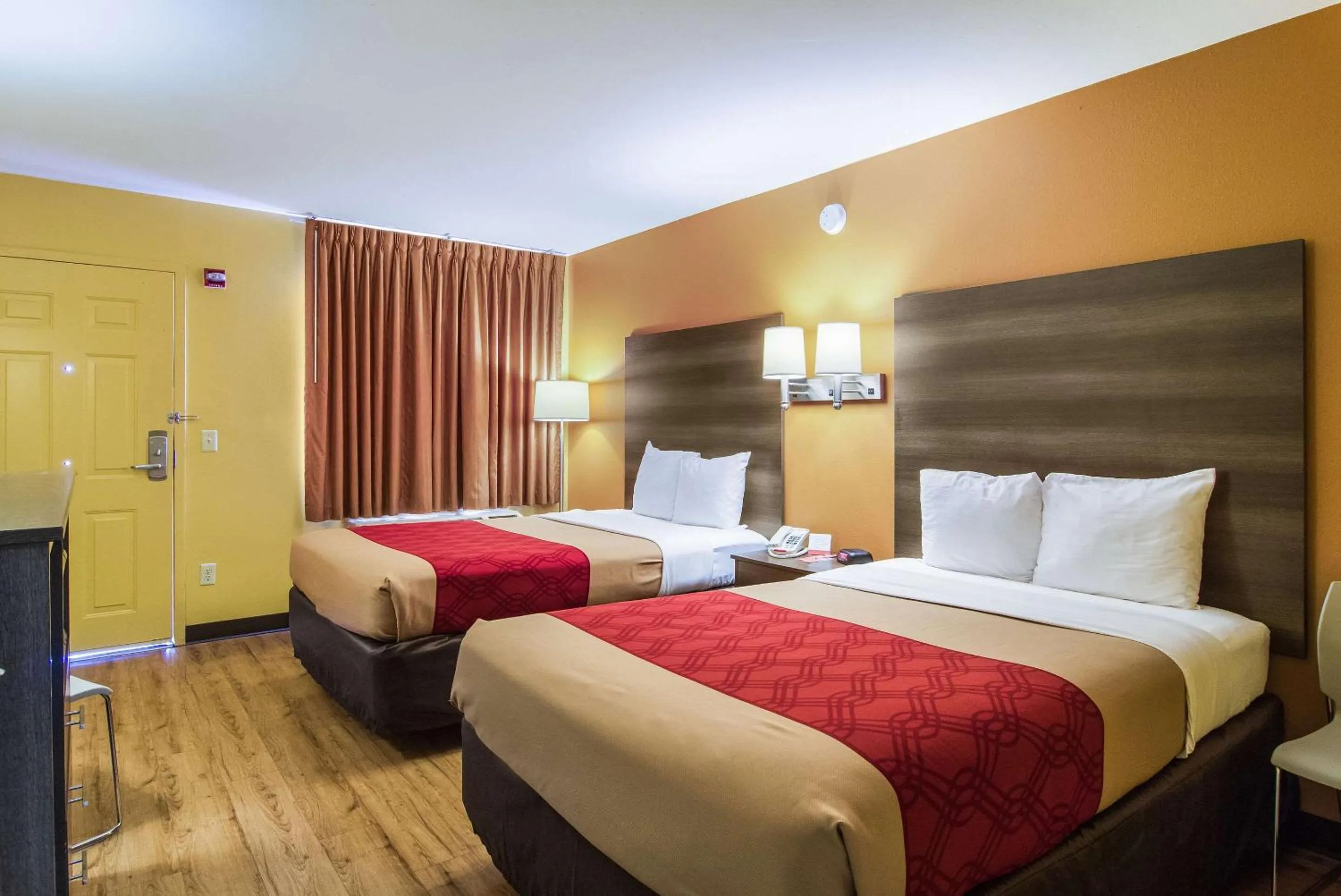 Photo of the whole room, Bed in Econo Lodge Kingsland