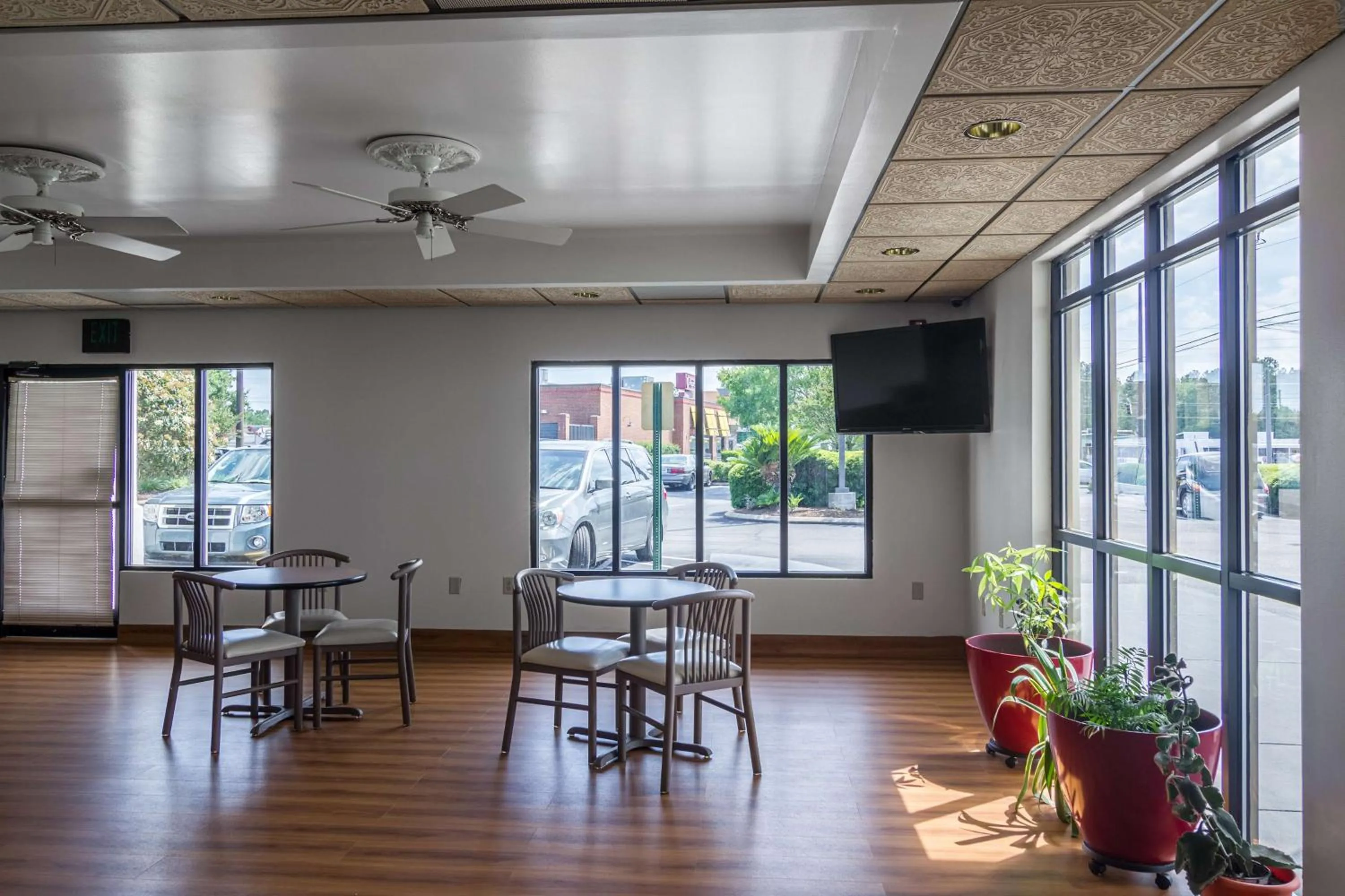 Communal lounge/ TV room in Motel 6 Waycross