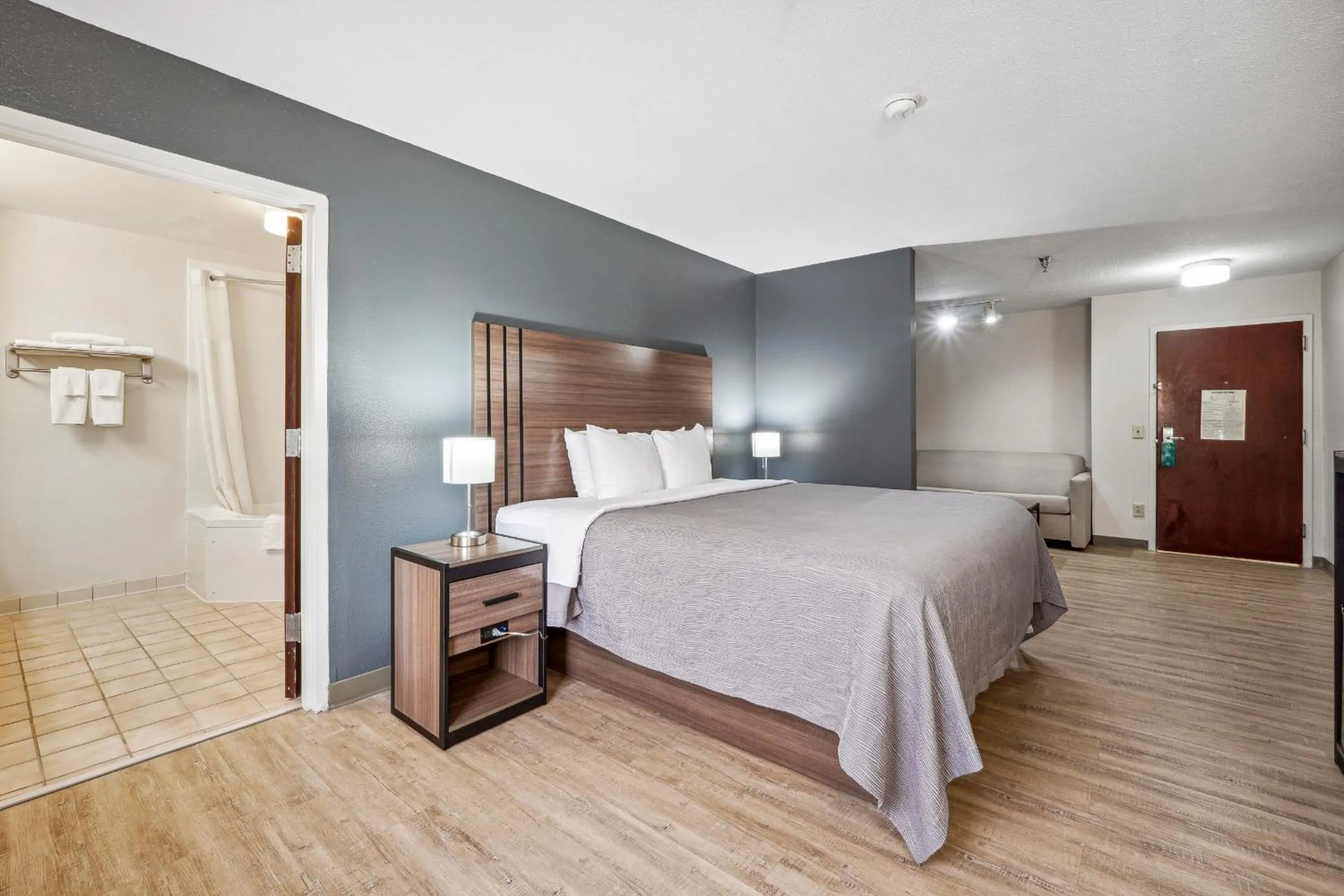 Guests, Bed in Quality Inn & Suites Dawsonville