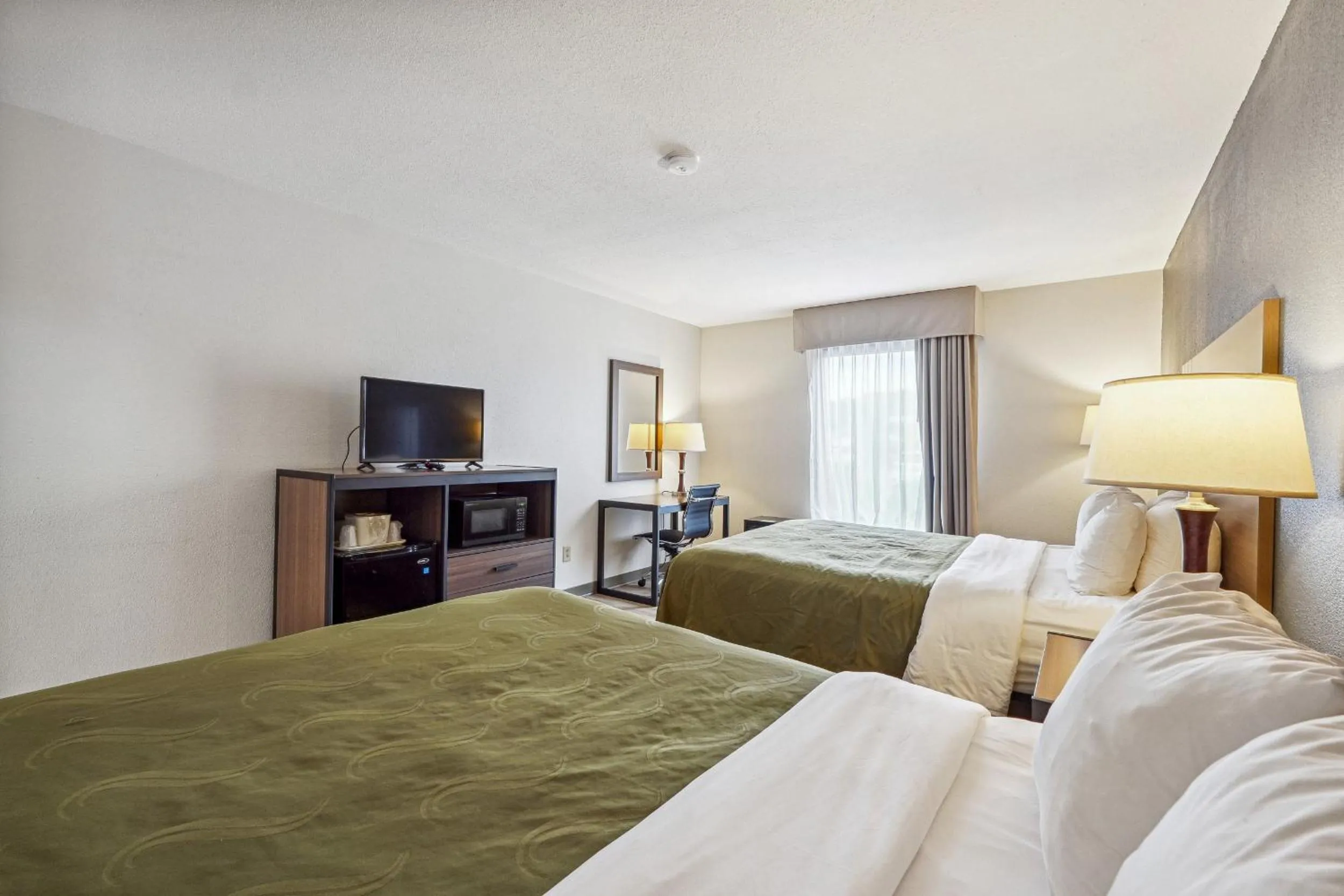 Guests, Bed in Quality Inn & Suites Dawsonville