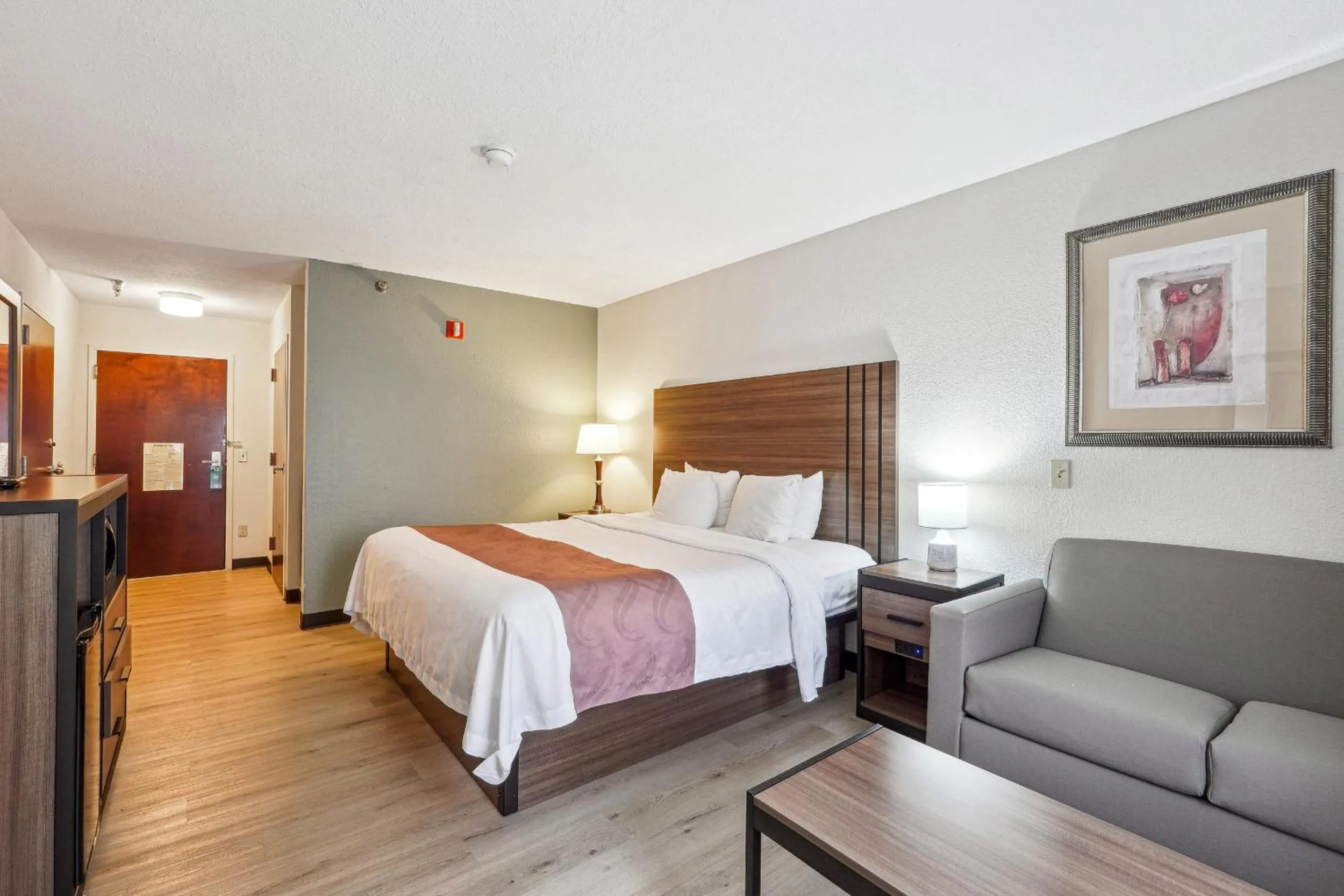Guests, Bed in Quality Inn & Suites Dawsonville
