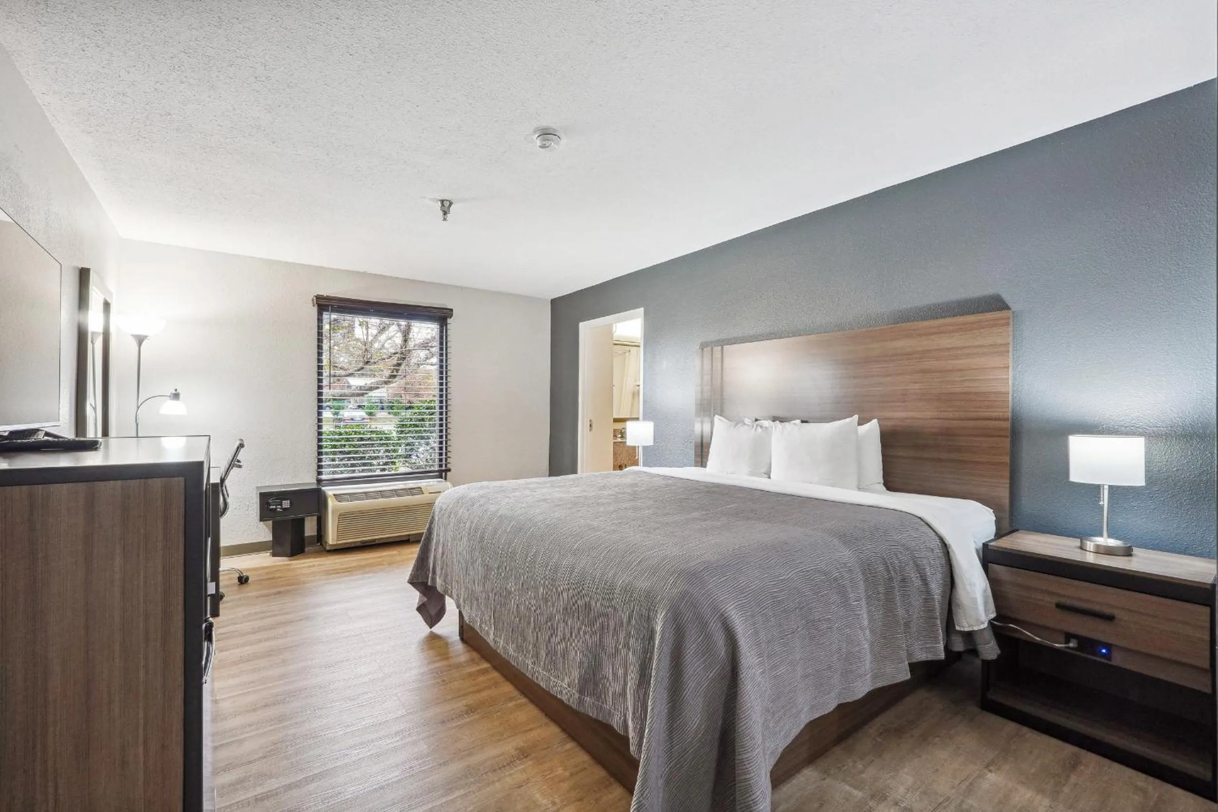 Guests, Bed in Quality Inn & Suites Dawsonville