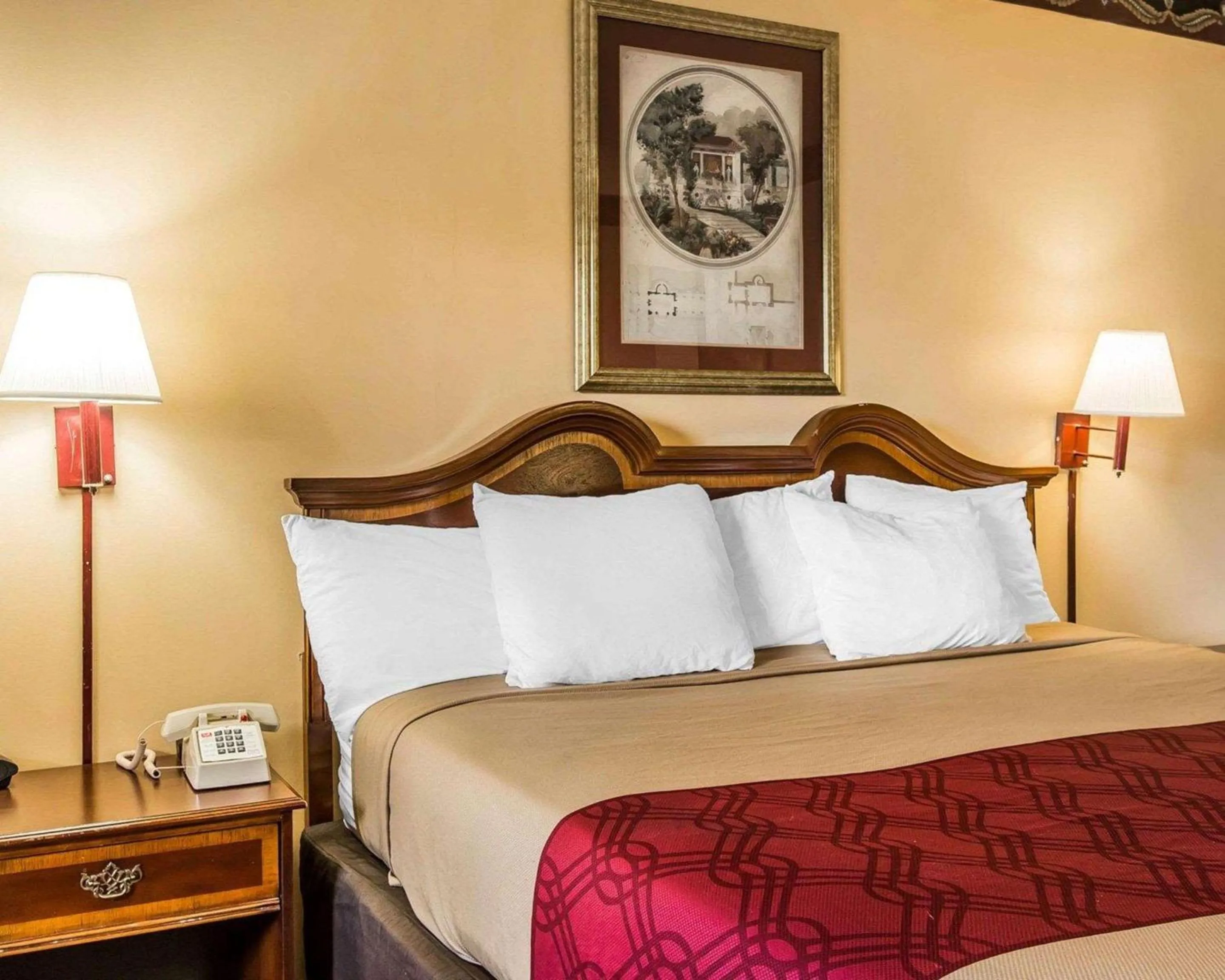 Bedroom in Econo Lodge Macon