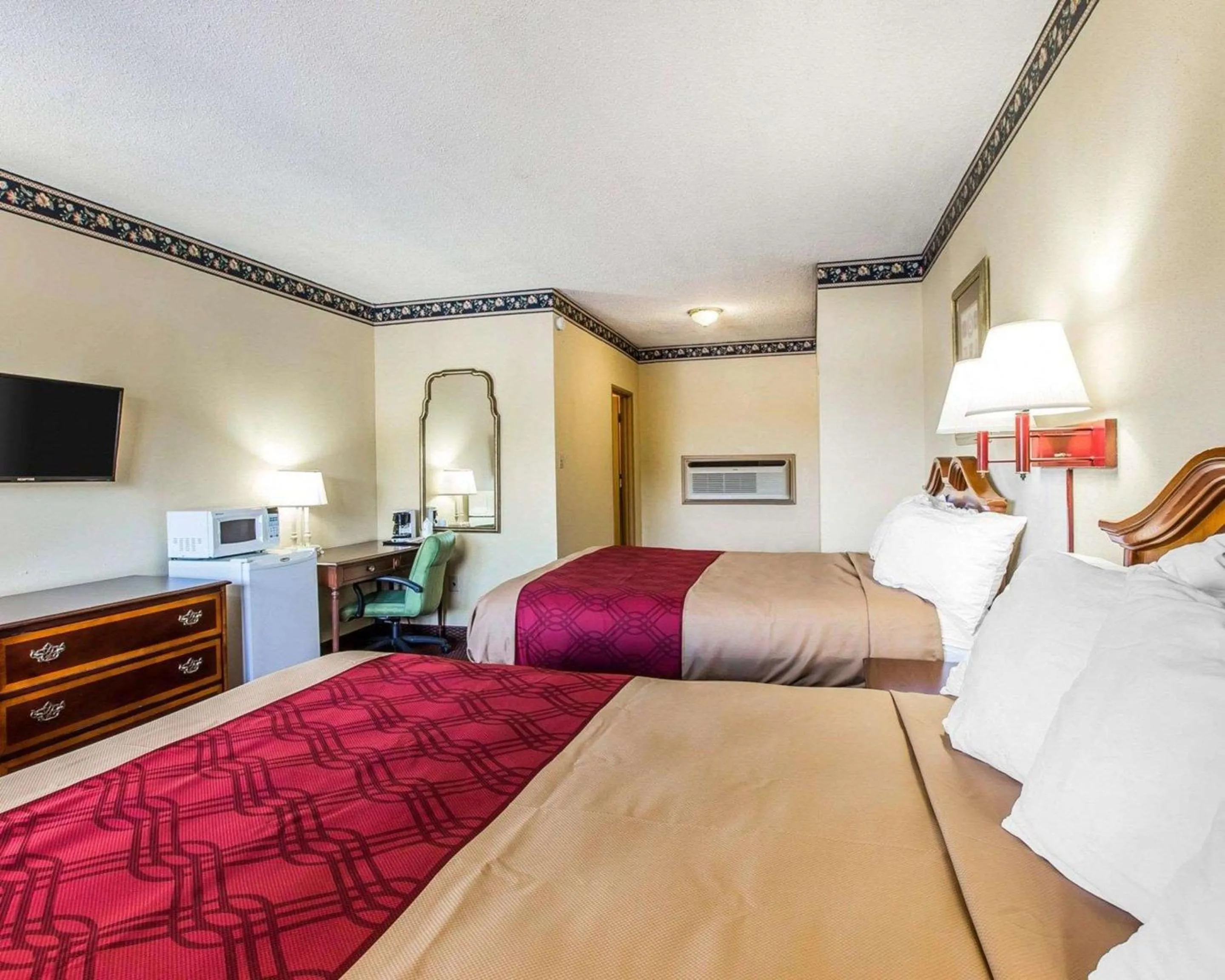 Bedroom in Econo Lodge Macon