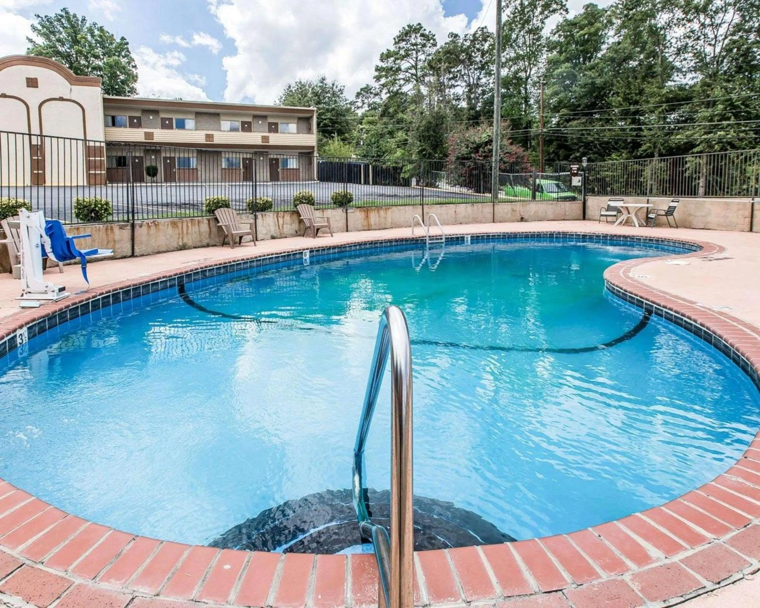 Swimming Pool in Econo Lodge Macon