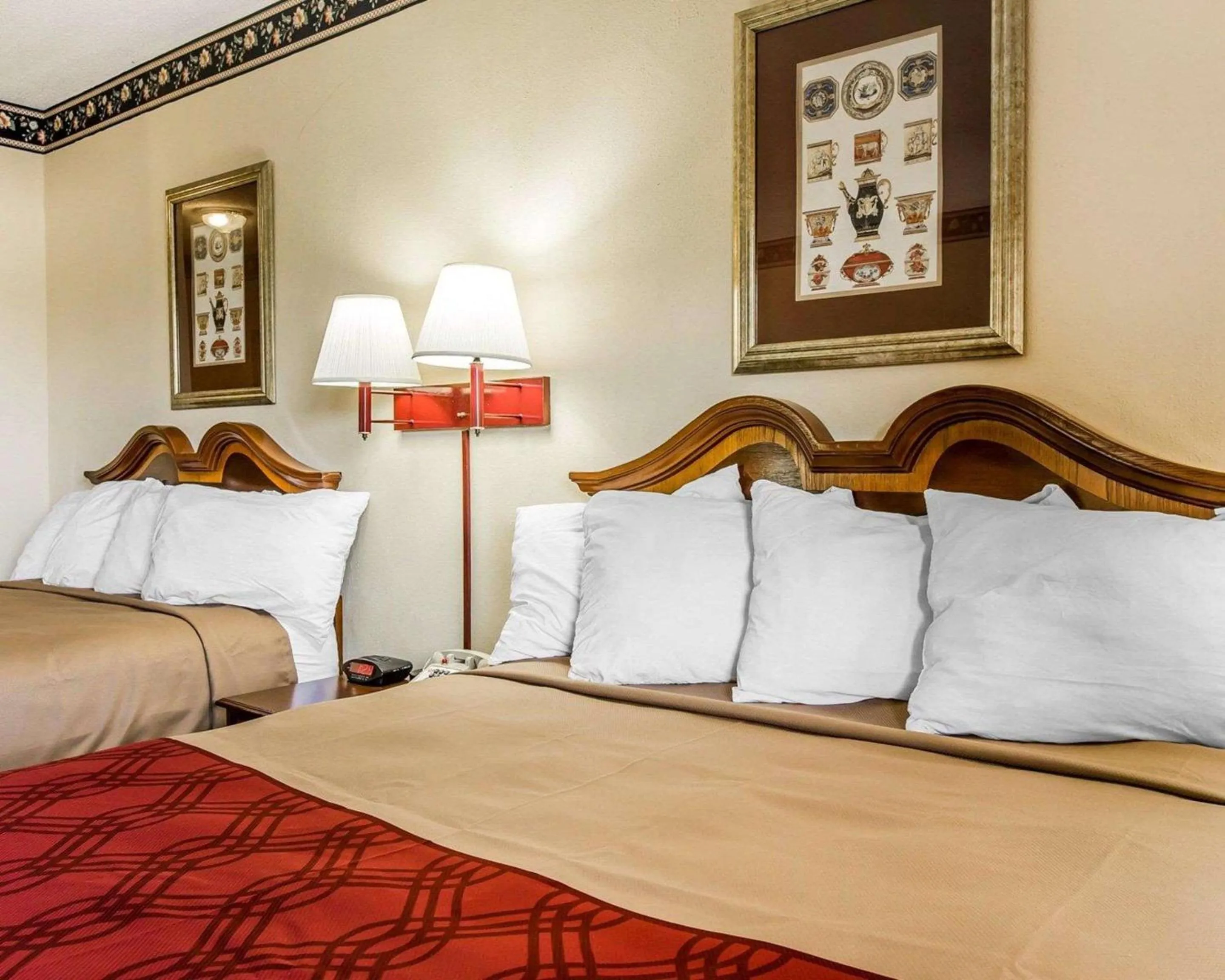 Bedroom in Econo Lodge Macon