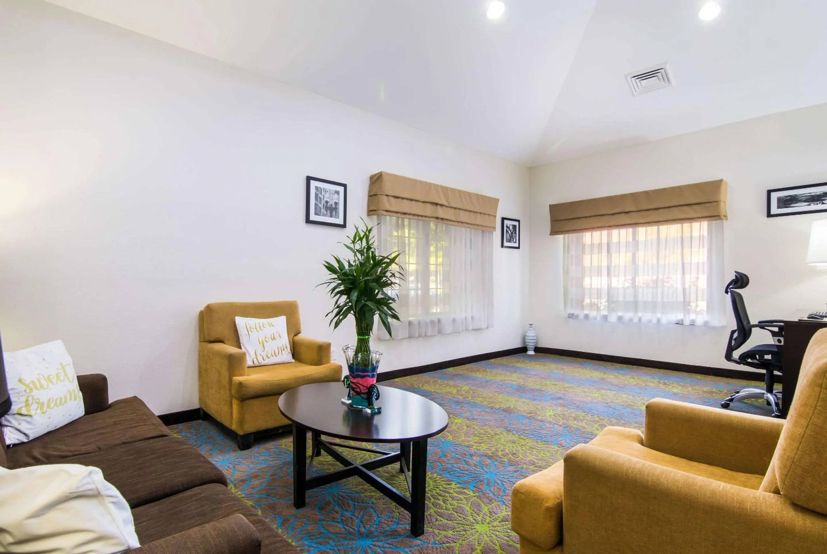 Seating area in Sleep Inn Peachtree City - Atlanta