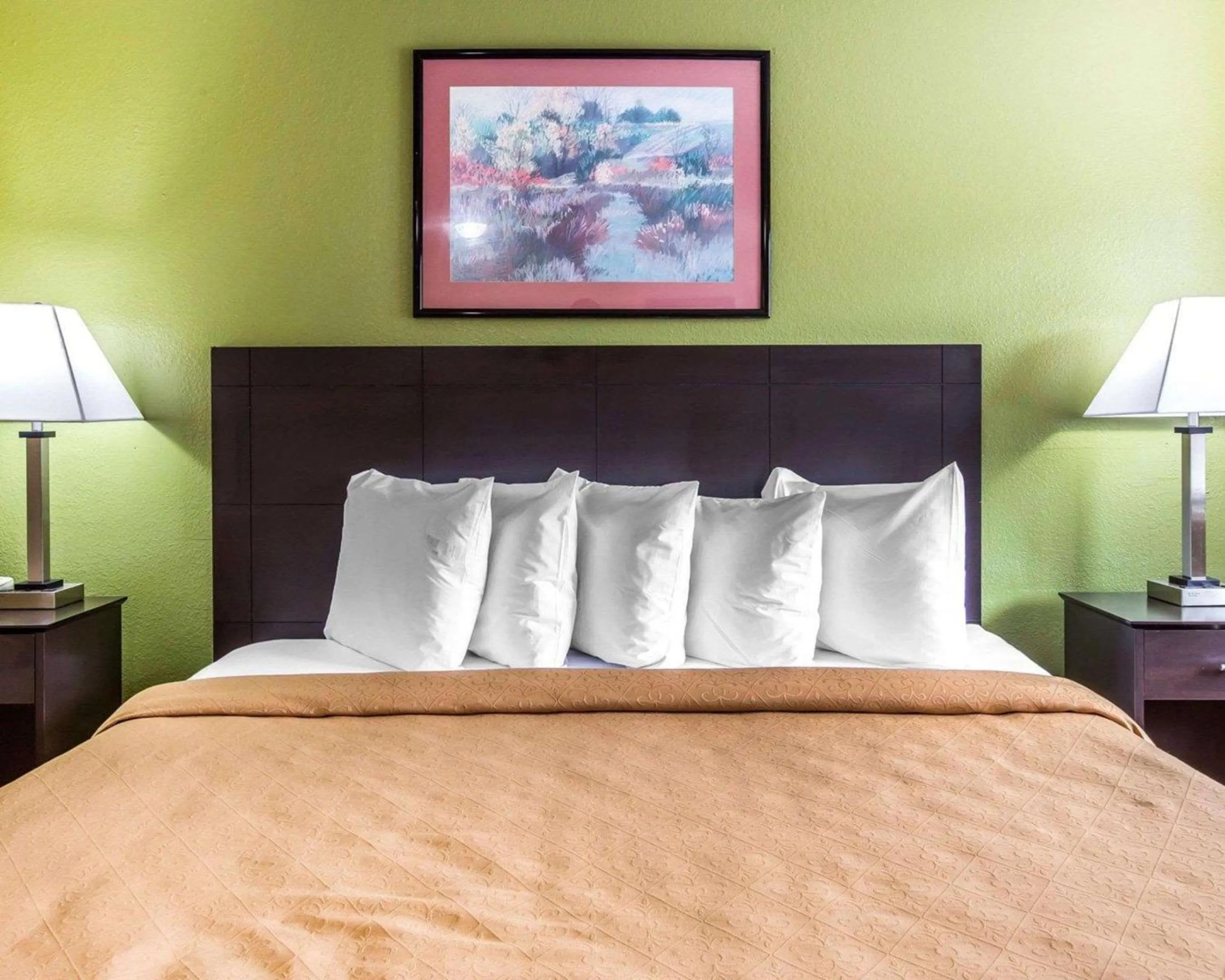 Photo of the whole room, Bed in Suburban Studios