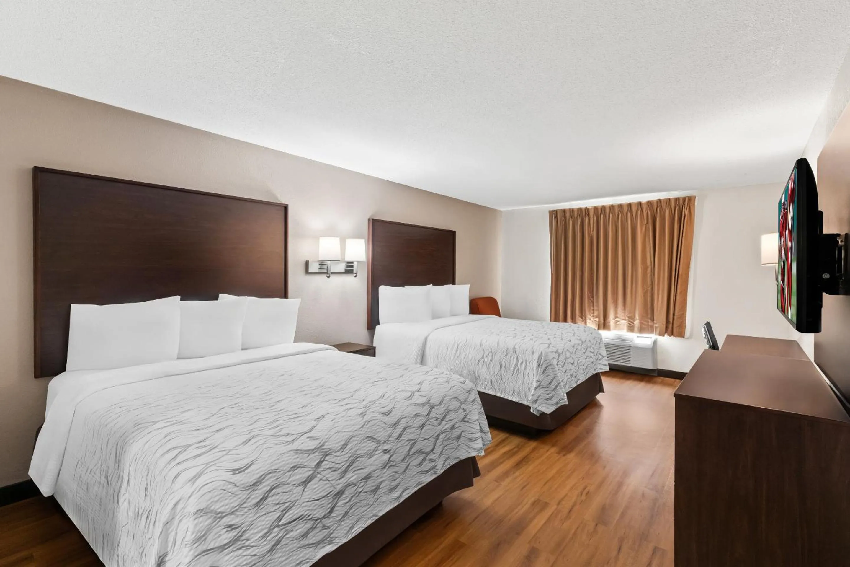 Property building, Bed in Red Roof PLUS+ & Suites Atlanta Airport South