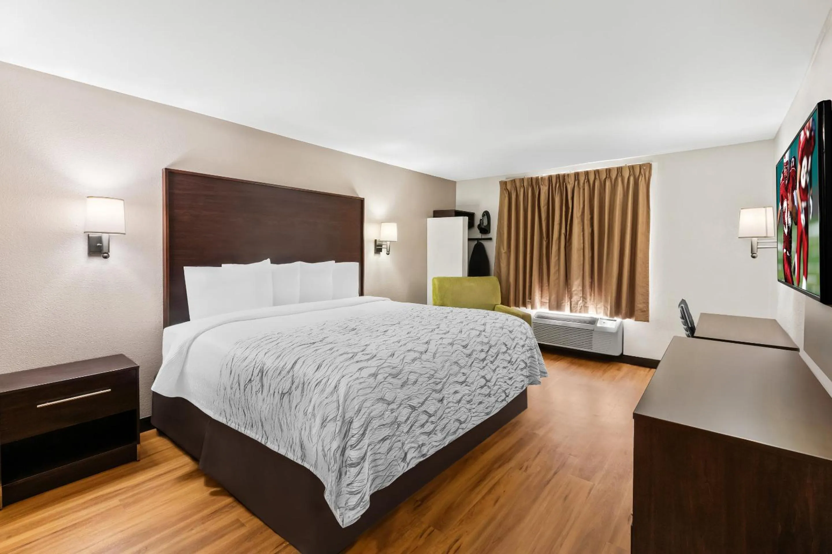 Photo of the whole room, Bed in Red Roof PLUS+ & Suites Atlanta Airport South