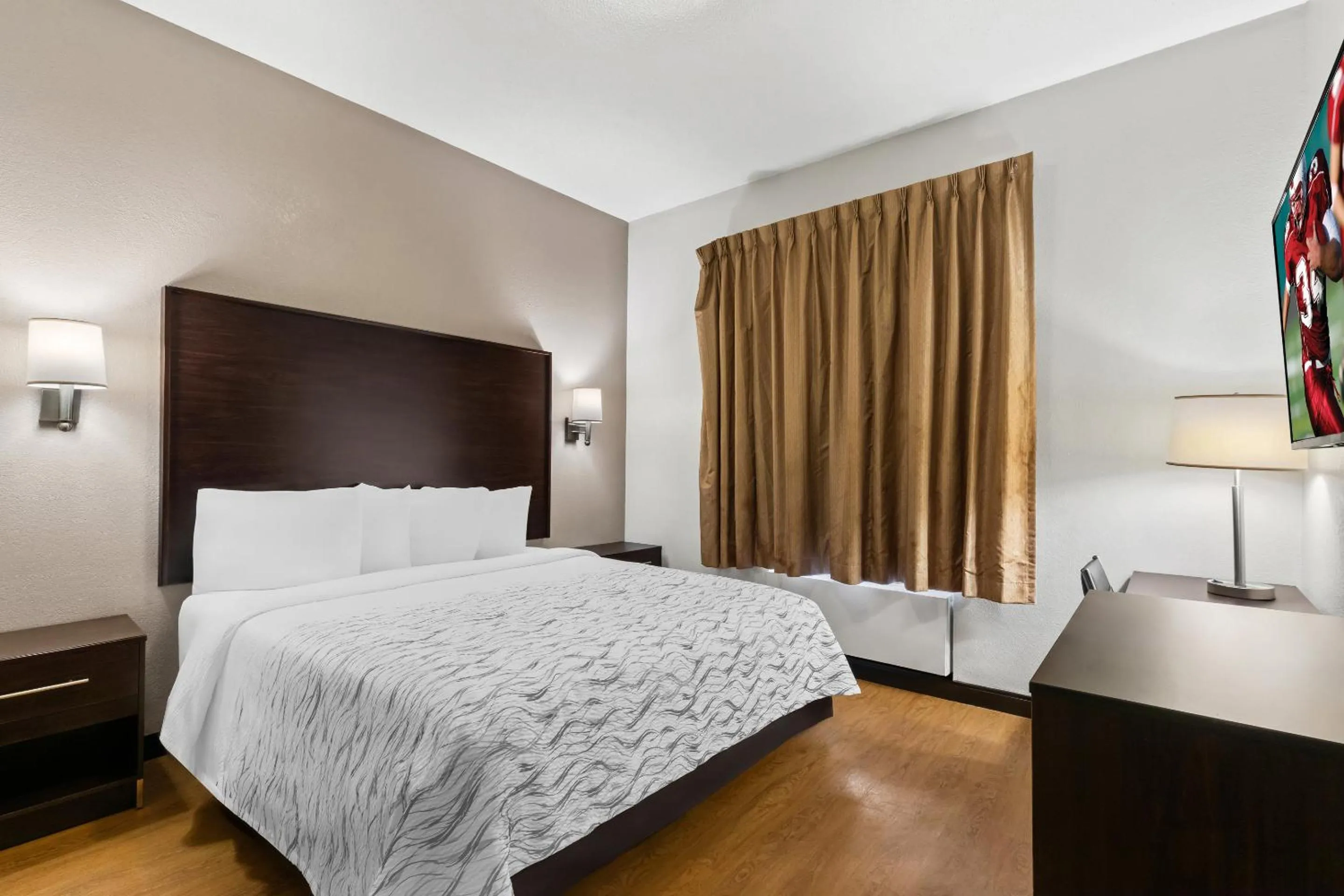 Photo of the whole room, Bed in Red Roof PLUS+ & Suites Atlanta Airport South