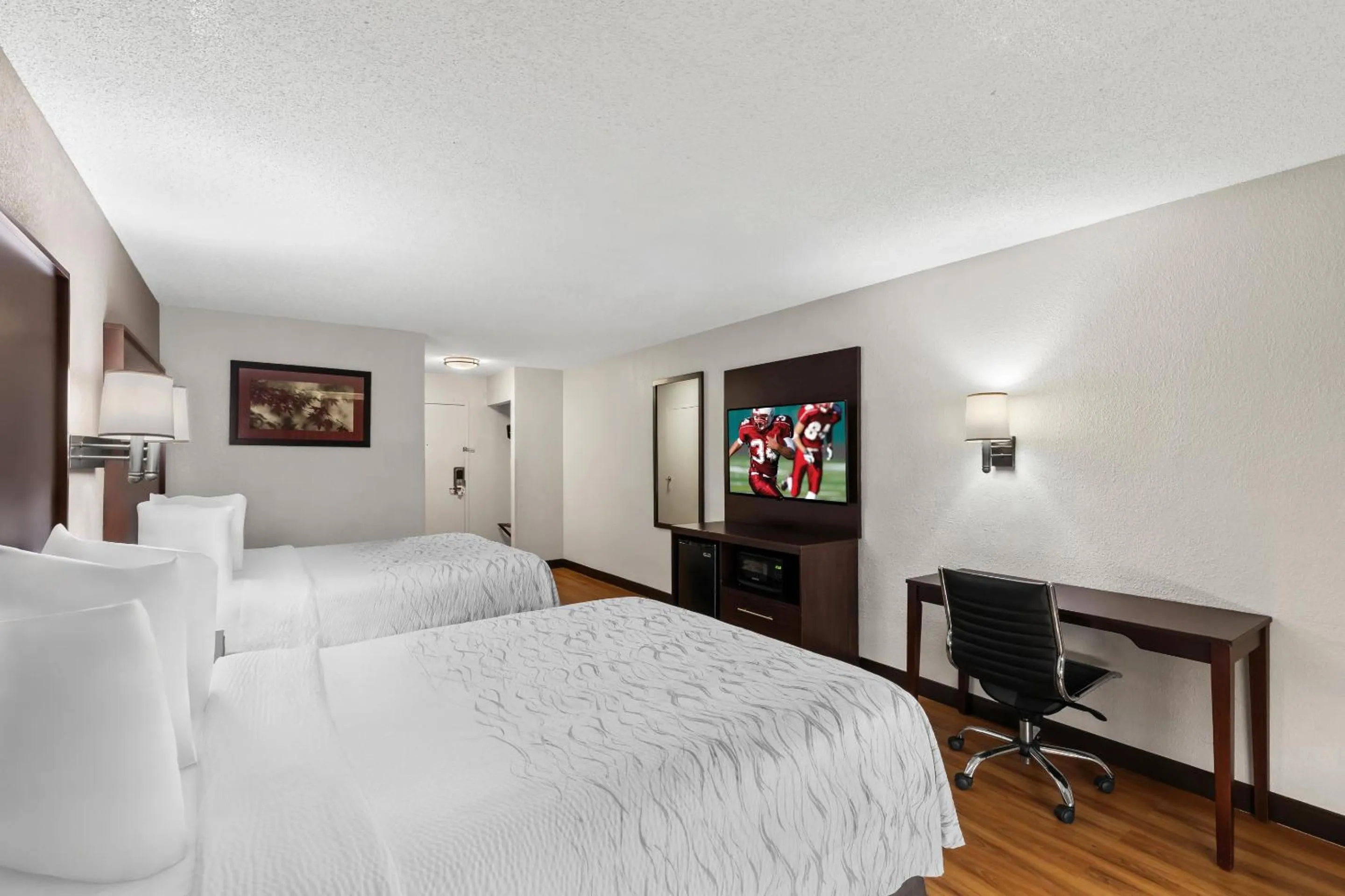 Bedroom, Bed in Red Roof PLUS+ & Suites Atlanta Airport South