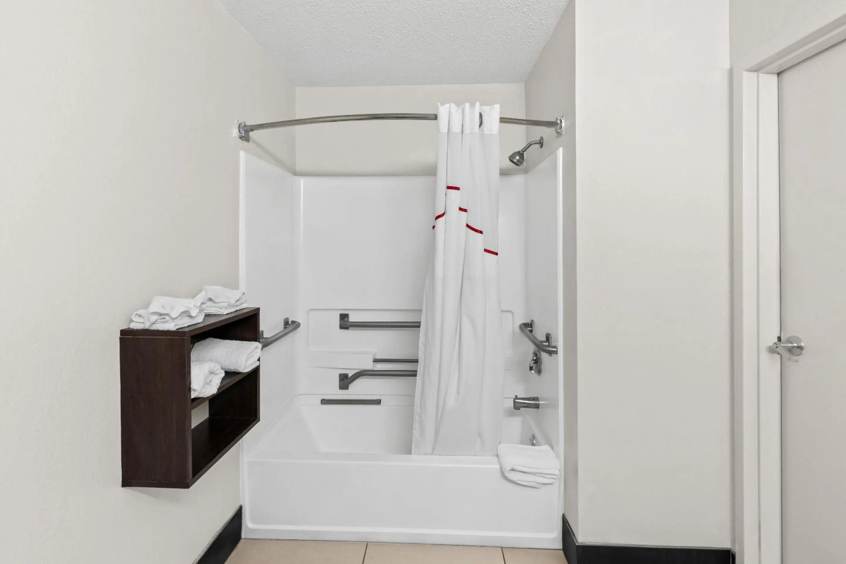 Bathroom in Red Roof PLUS+ & Suites Atlanta Airport South