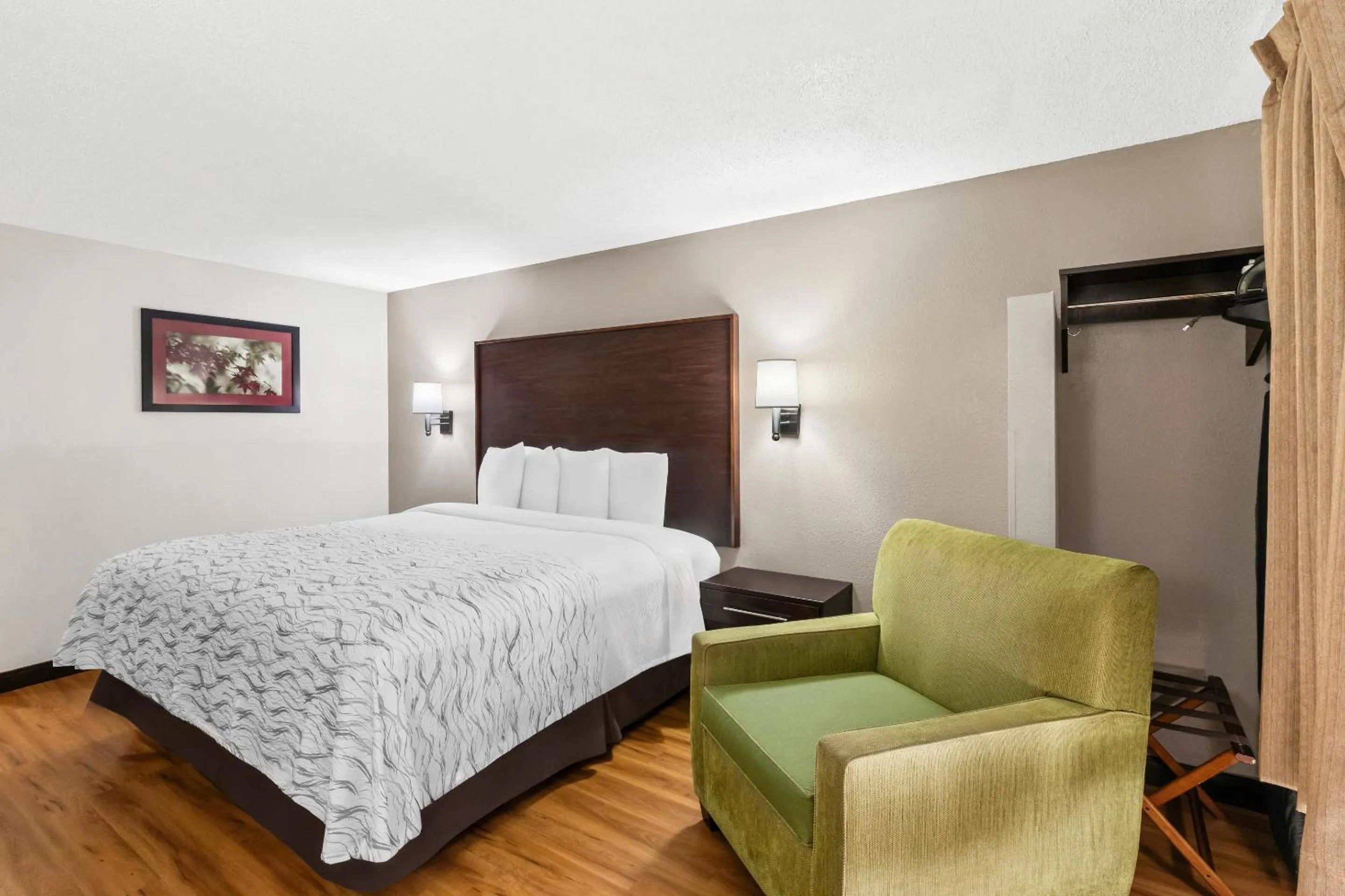 Photo of the whole room, Bed in Red Roof PLUS+ & Suites Atlanta Airport South