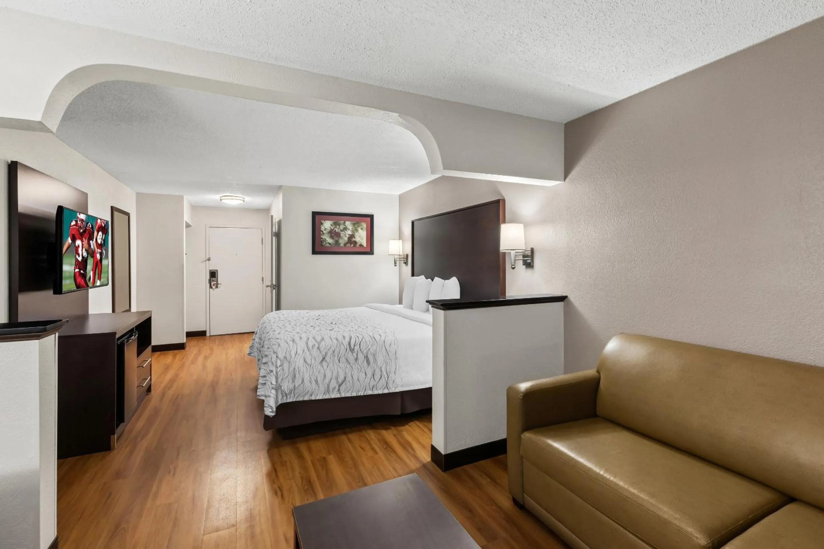 Bedroom, Bed in Red Roof PLUS+ & Suites Atlanta Airport South