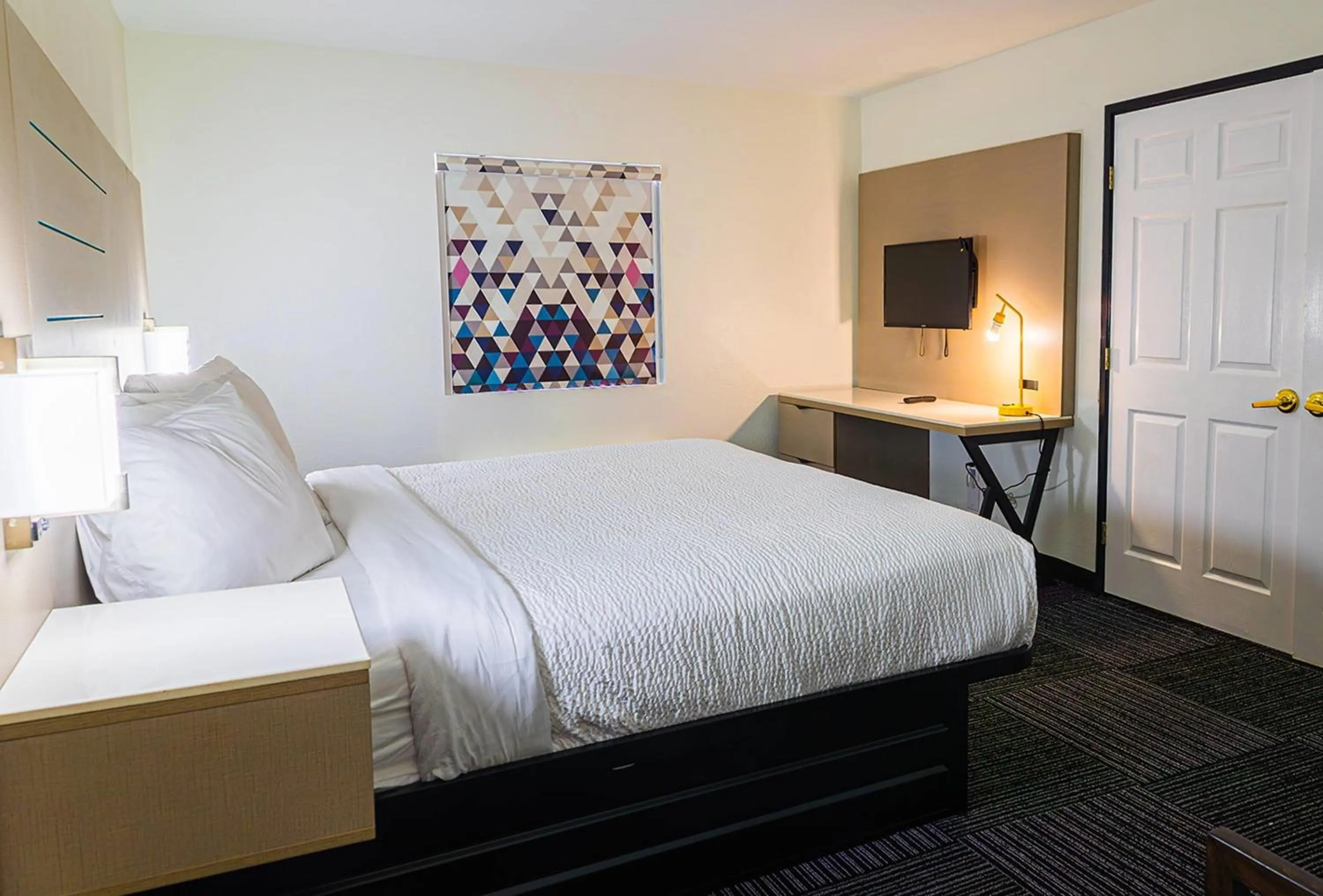 Photo of the whole room, Bed in Baymont by Wyndham Port Wentworth