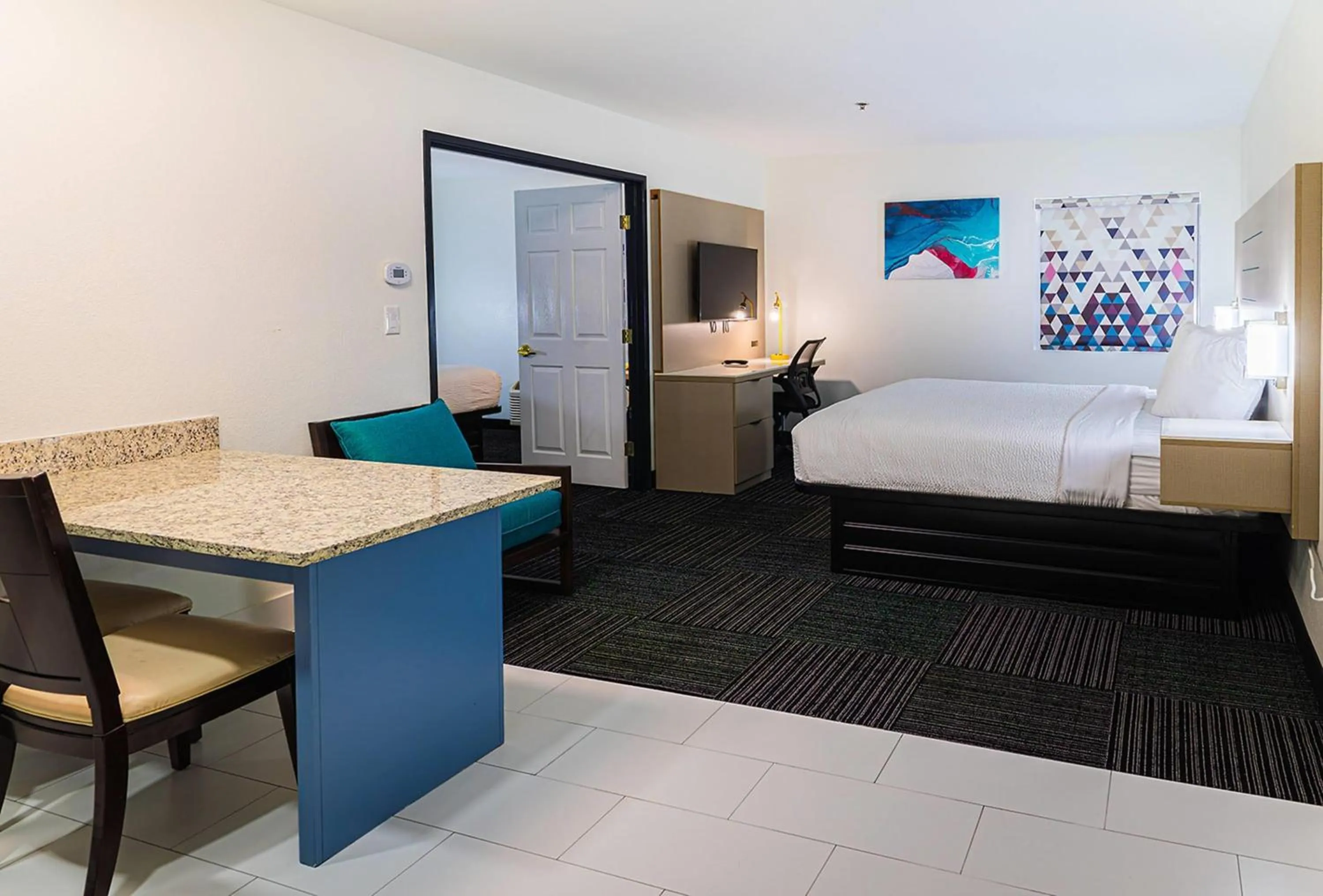 Photo of the whole room, Bed in Baymont by Wyndham Port Wentworth