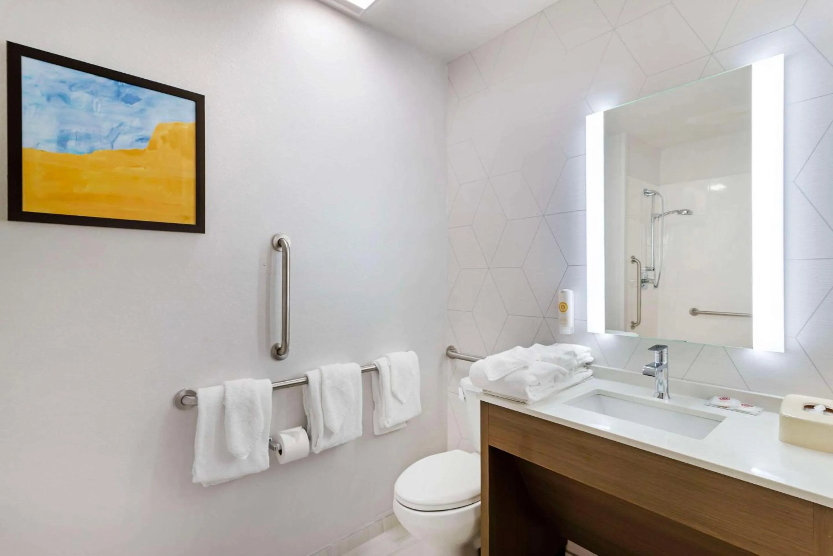 Bedroom in Comfort Suites Northside Hospital Gwinnett