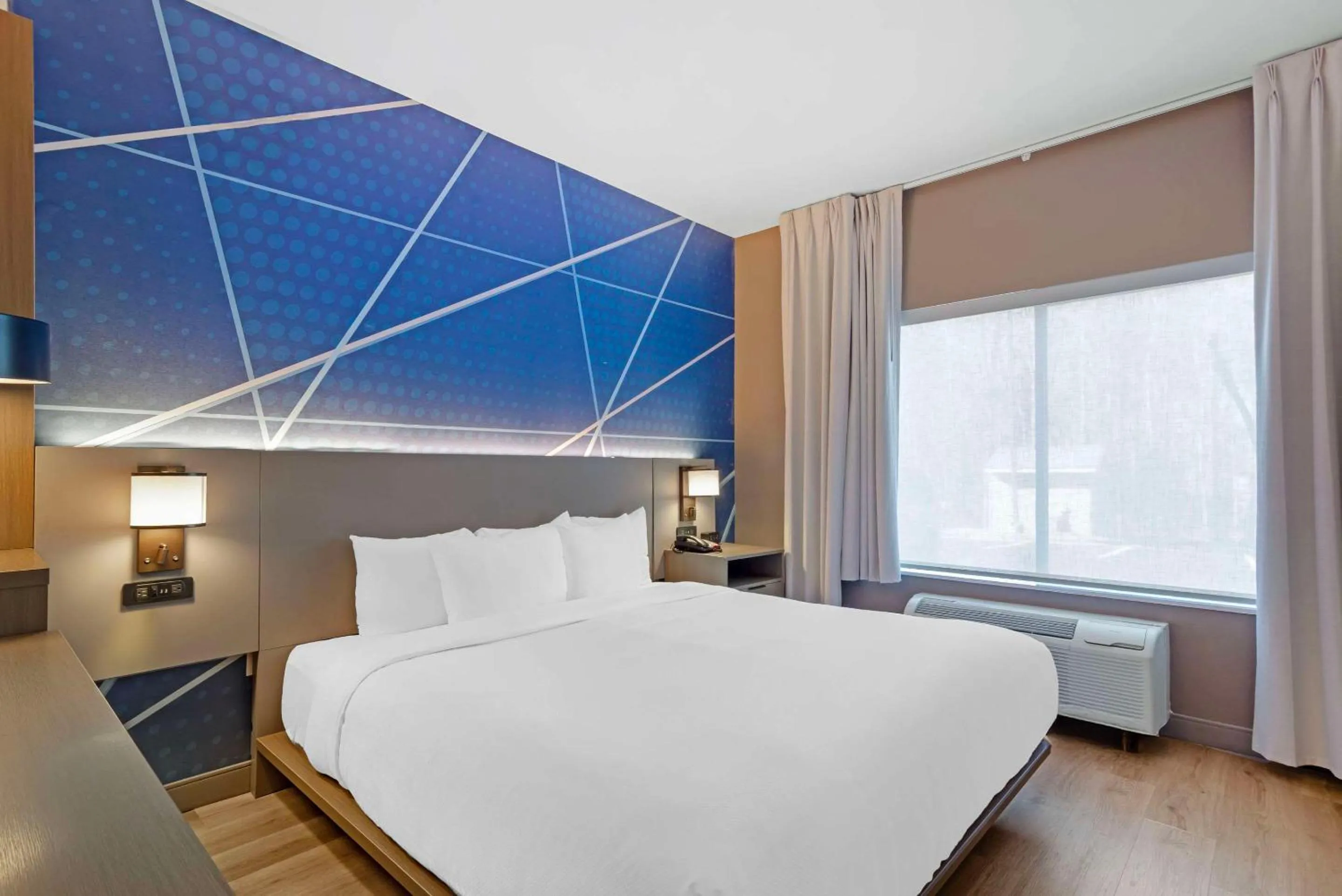 Bedroom, Bed in Comfort Suites Northside Hospital Gwinnett