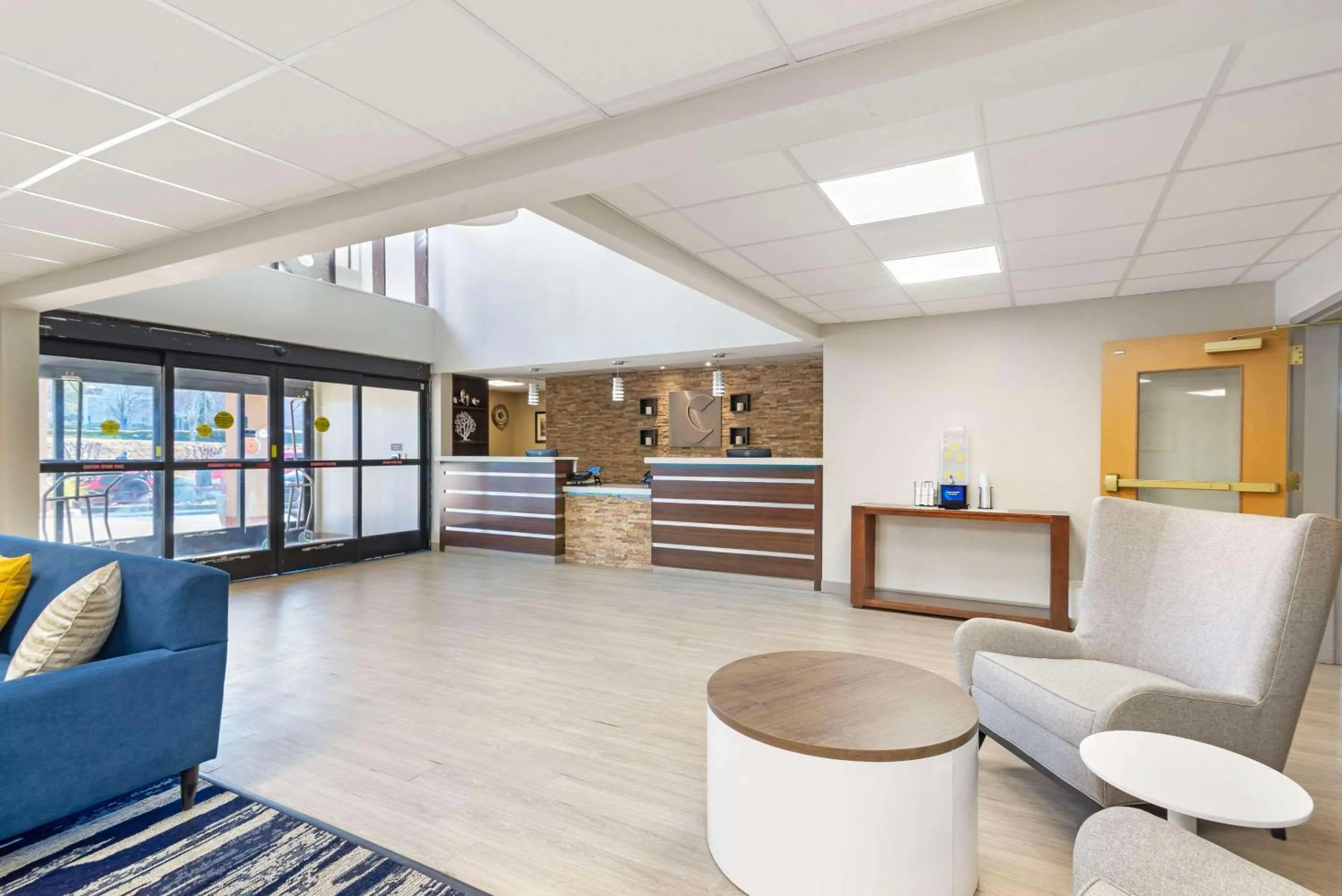 Lobby or reception in Comfort Suites Northside Hospital Gwinnett