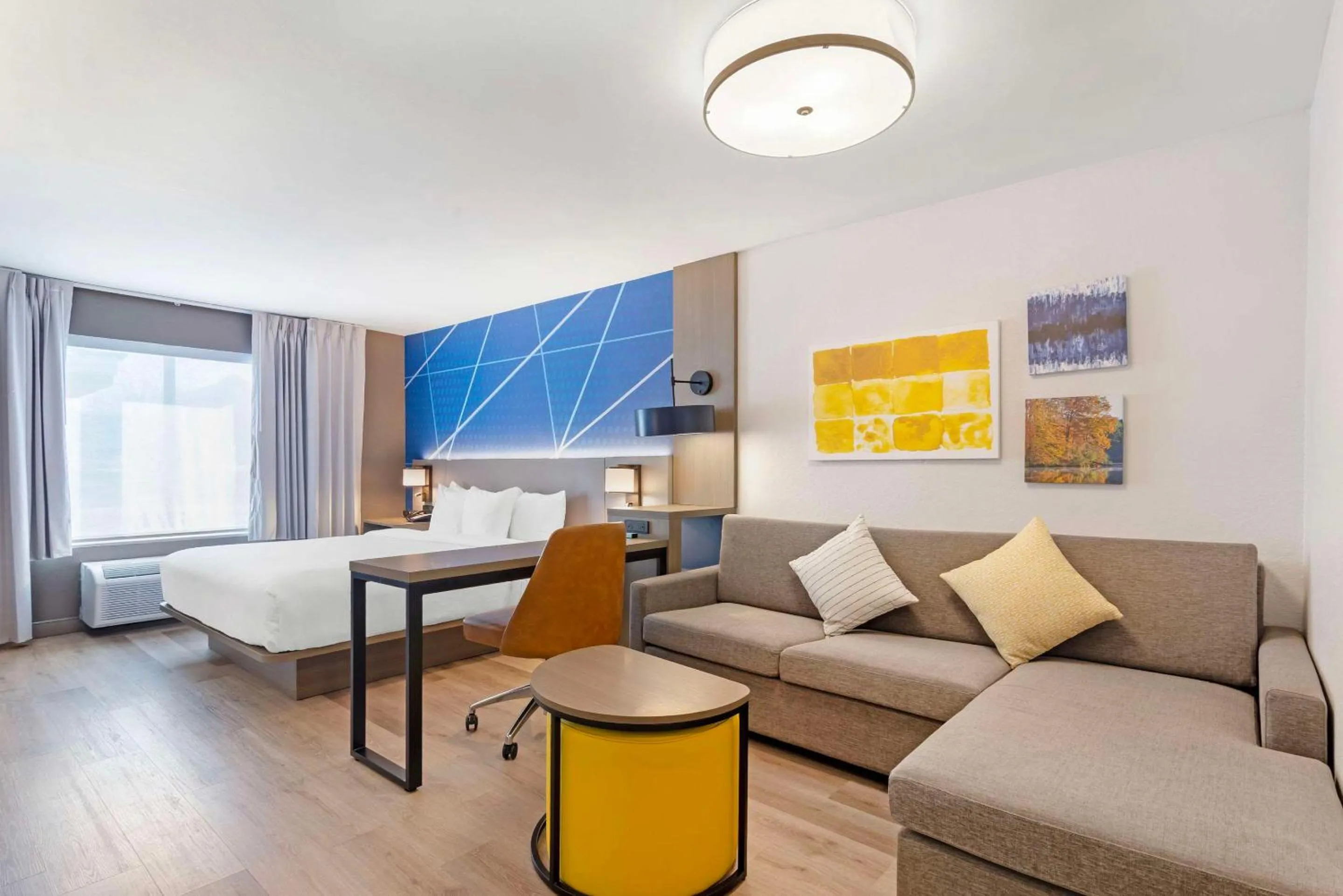 Bedroom in Comfort Suites Northside Hospital Gwinnett