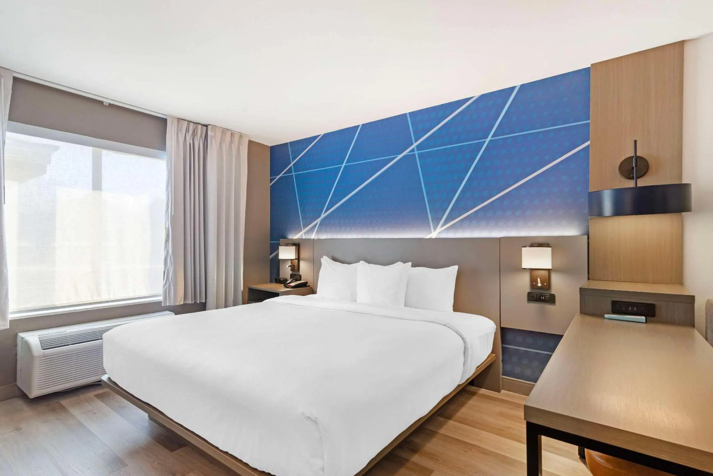 Bedroom, Bed in Comfort Suites Northside Hospital Gwinnett