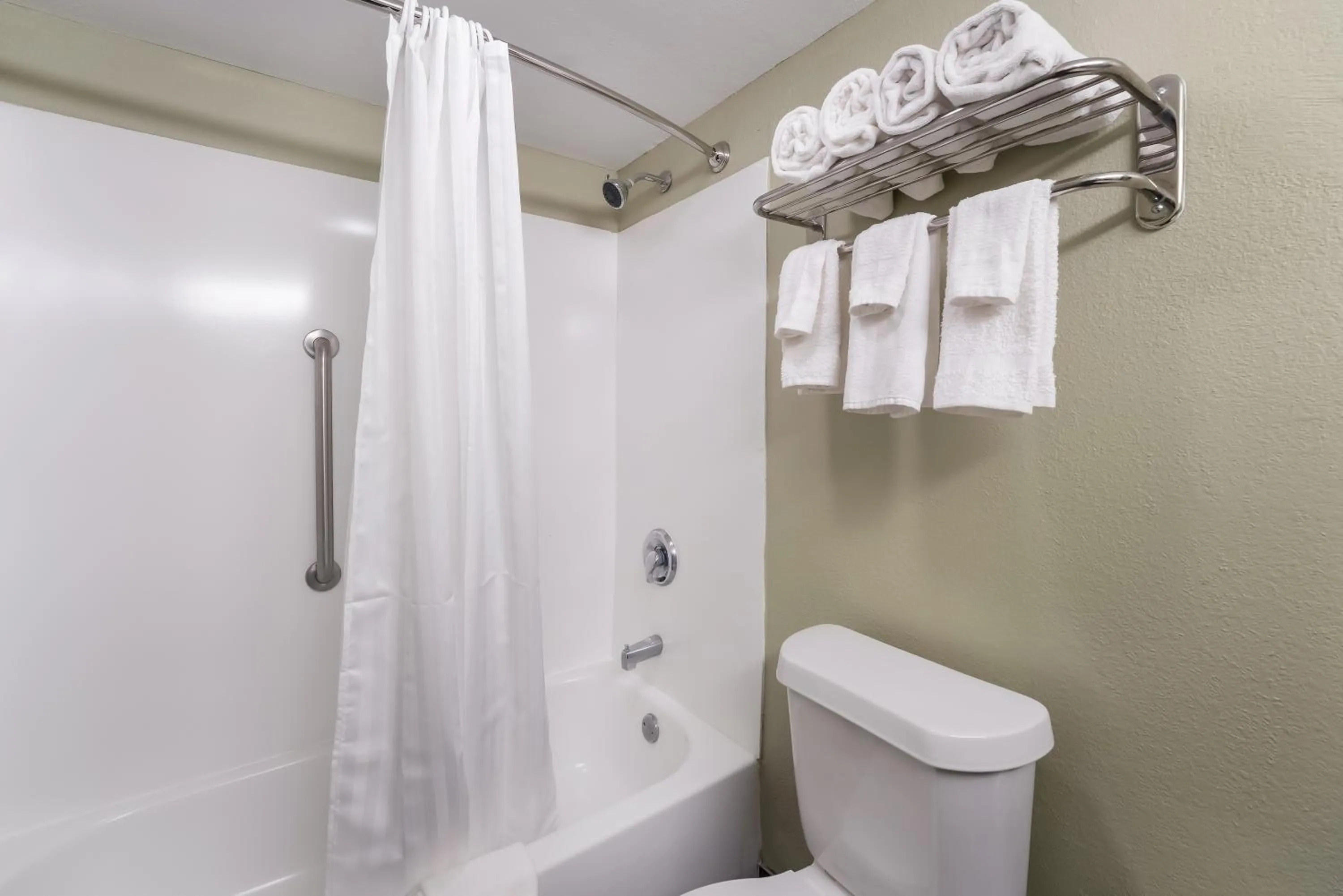 Shower in SureStay Hotel by Best Western Columbus Downtown