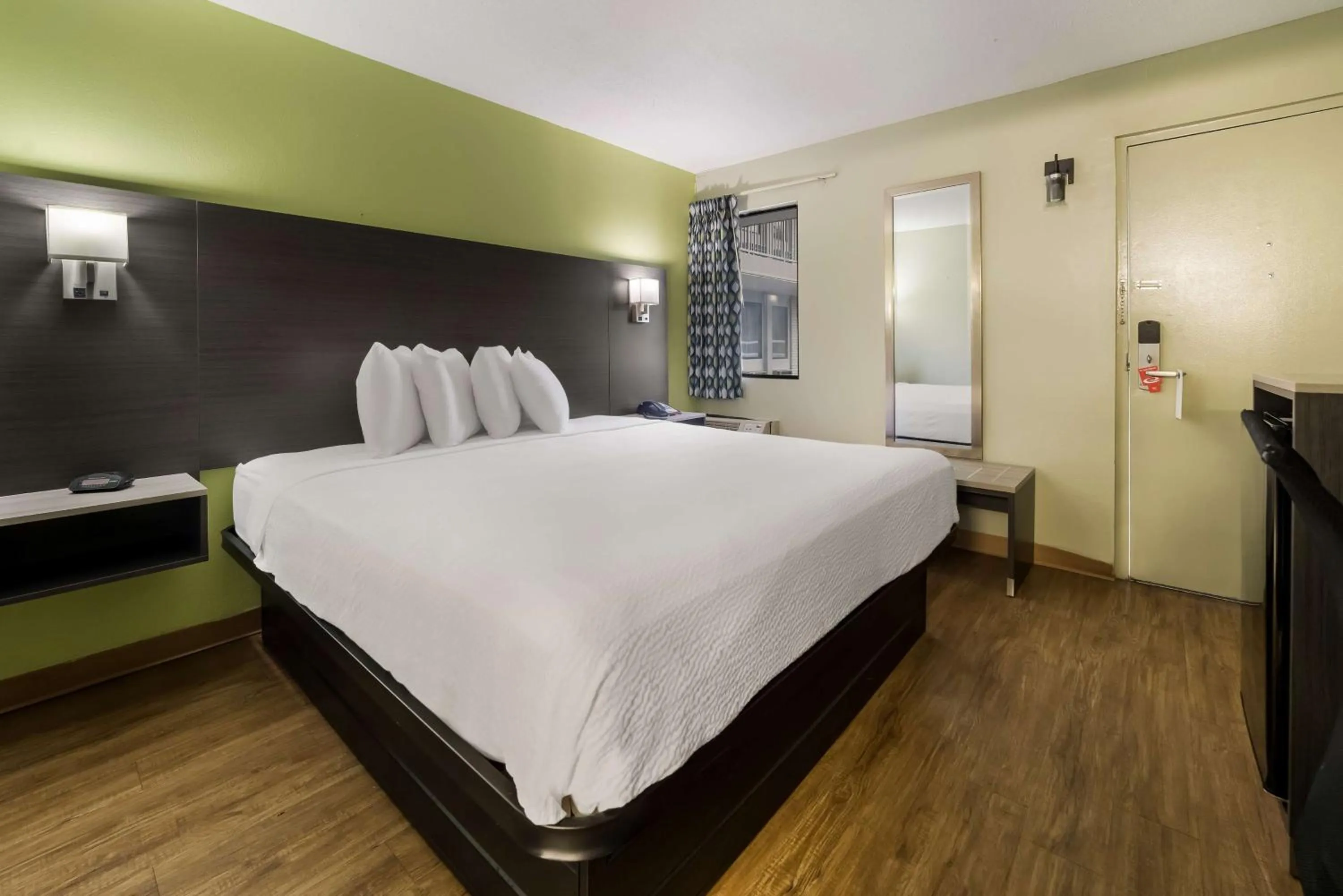 Bedroom, Bed in SureStay Hotel by Best Western Columbus Downtown