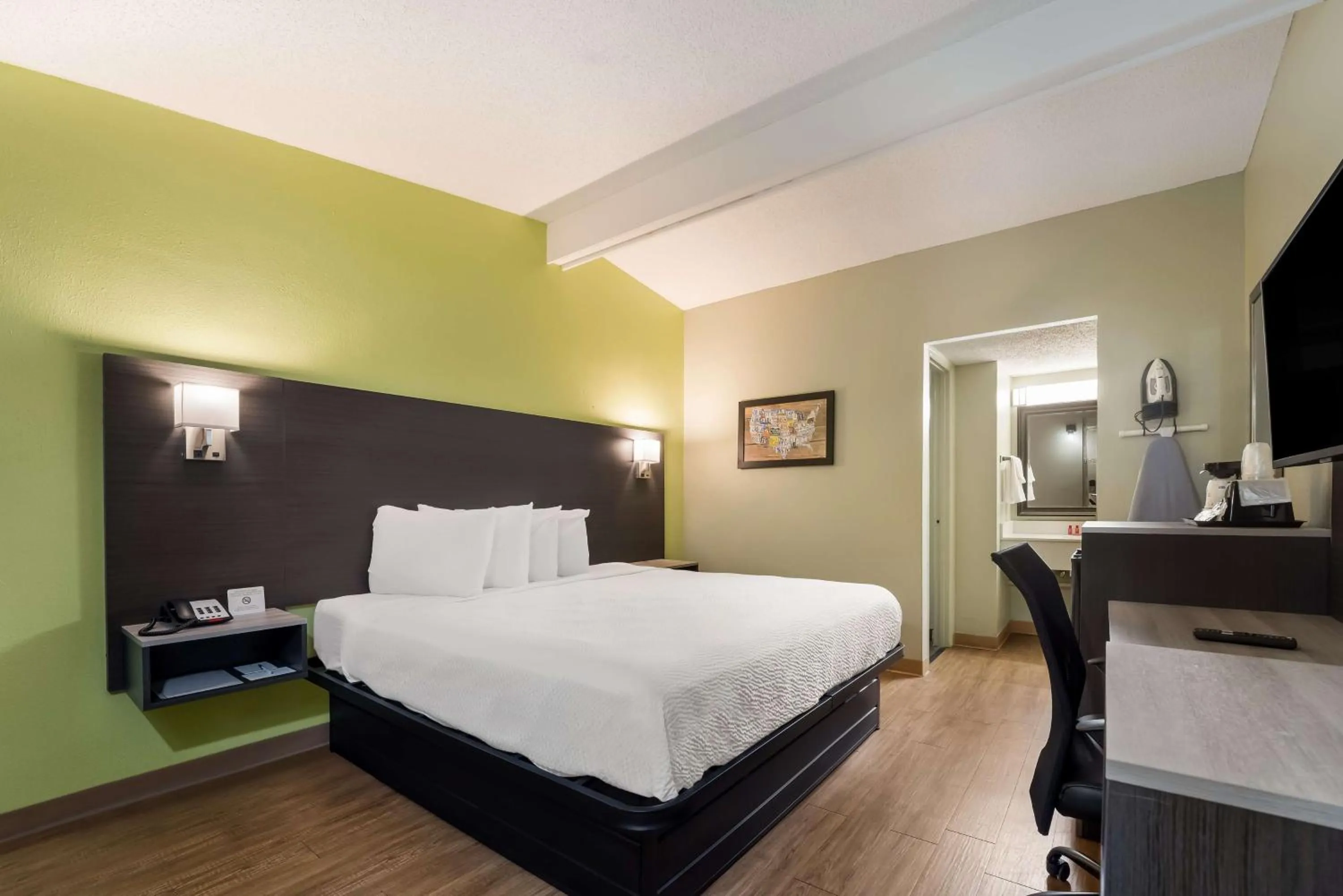 Bedroom, Bed in SureStay Hotel by Best Western Columbus Downtown