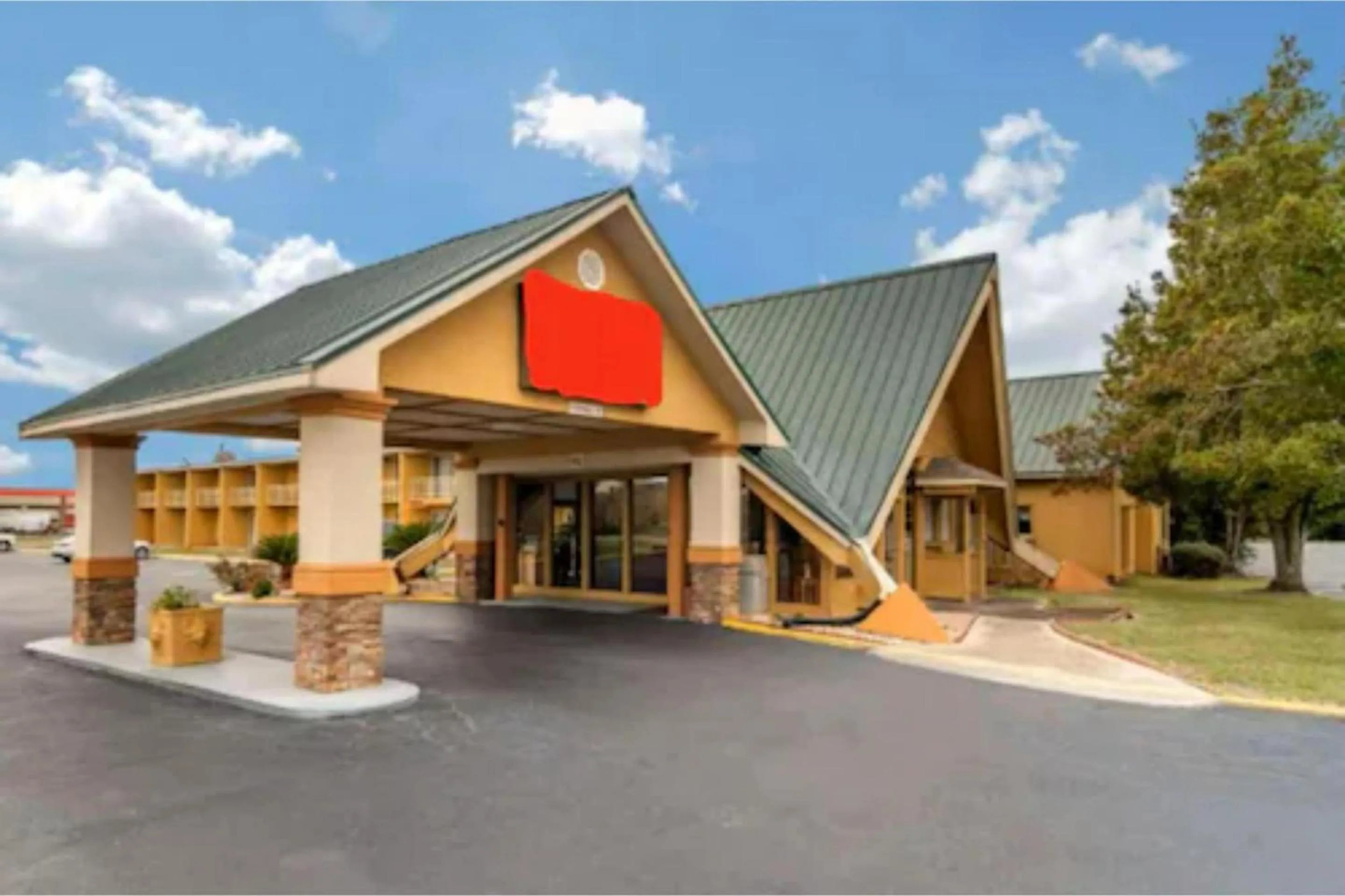 Facade/entrance in Perry Inn & Suites By Capital O National Fairground GA I 75