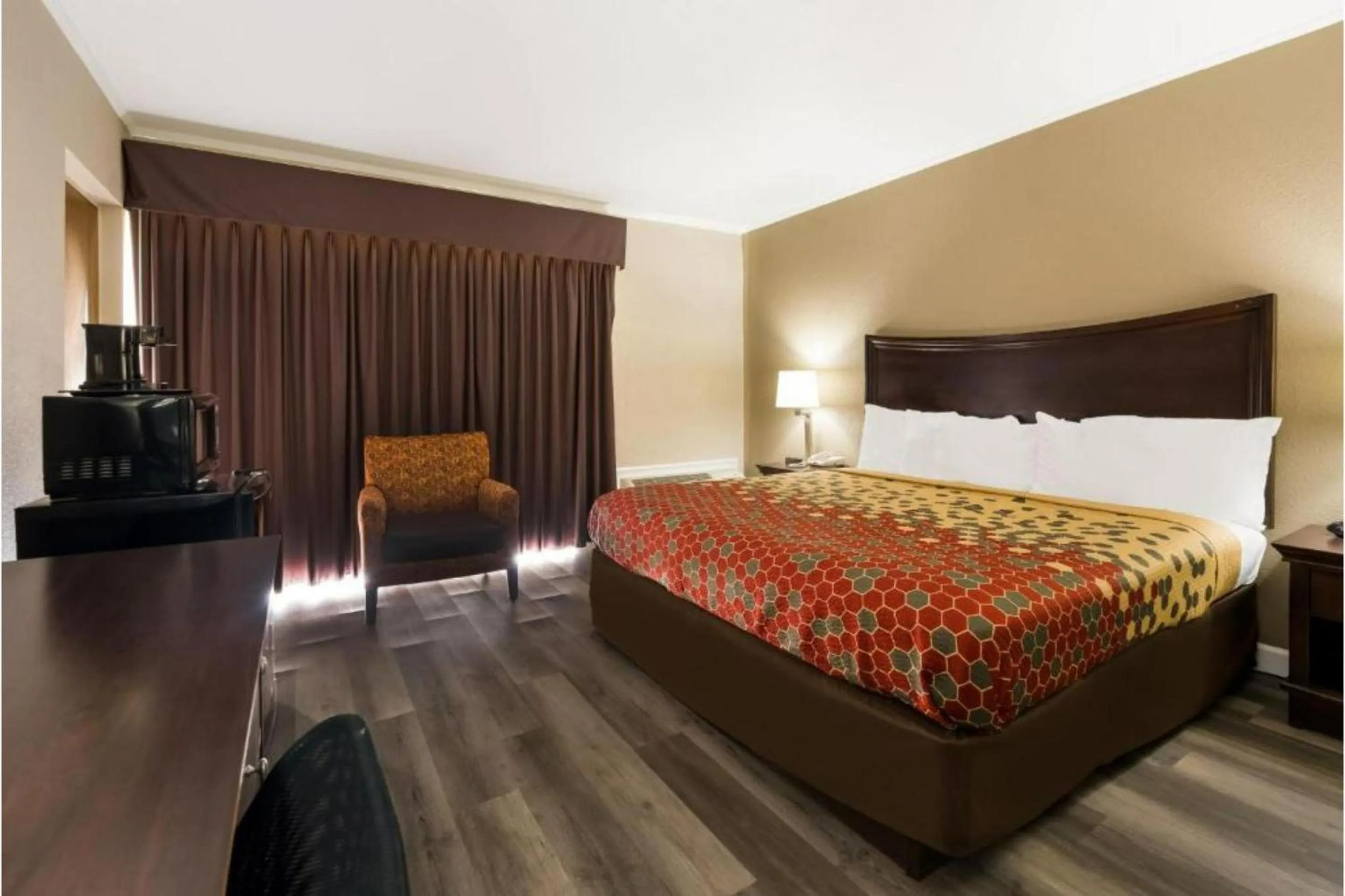 Bedroom, Bed in Perry Inn & Suites By Capital O National Fairground GA I 75