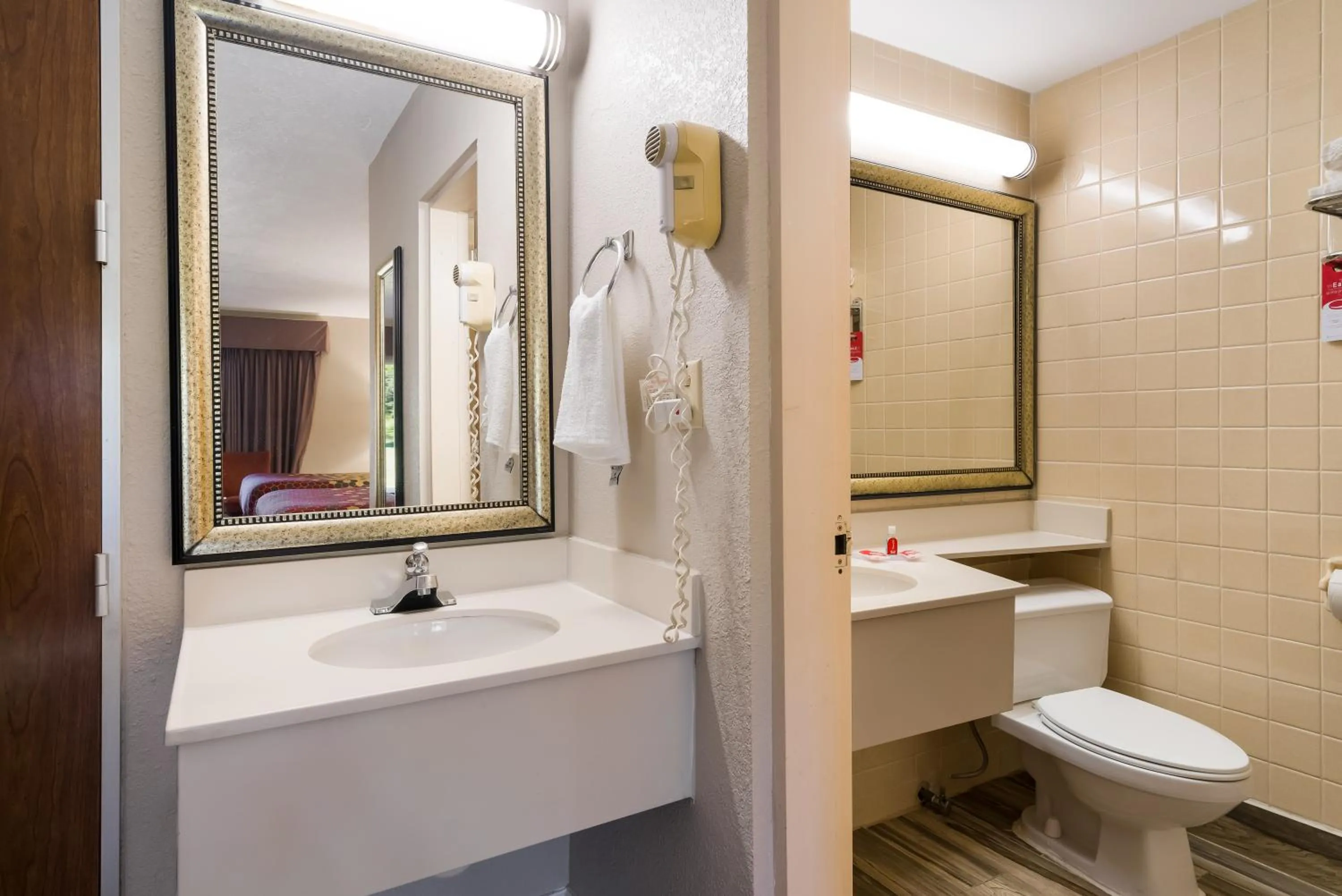 Bathroom in Perry Inn & Suites By Capital O National Fairground GA I 75