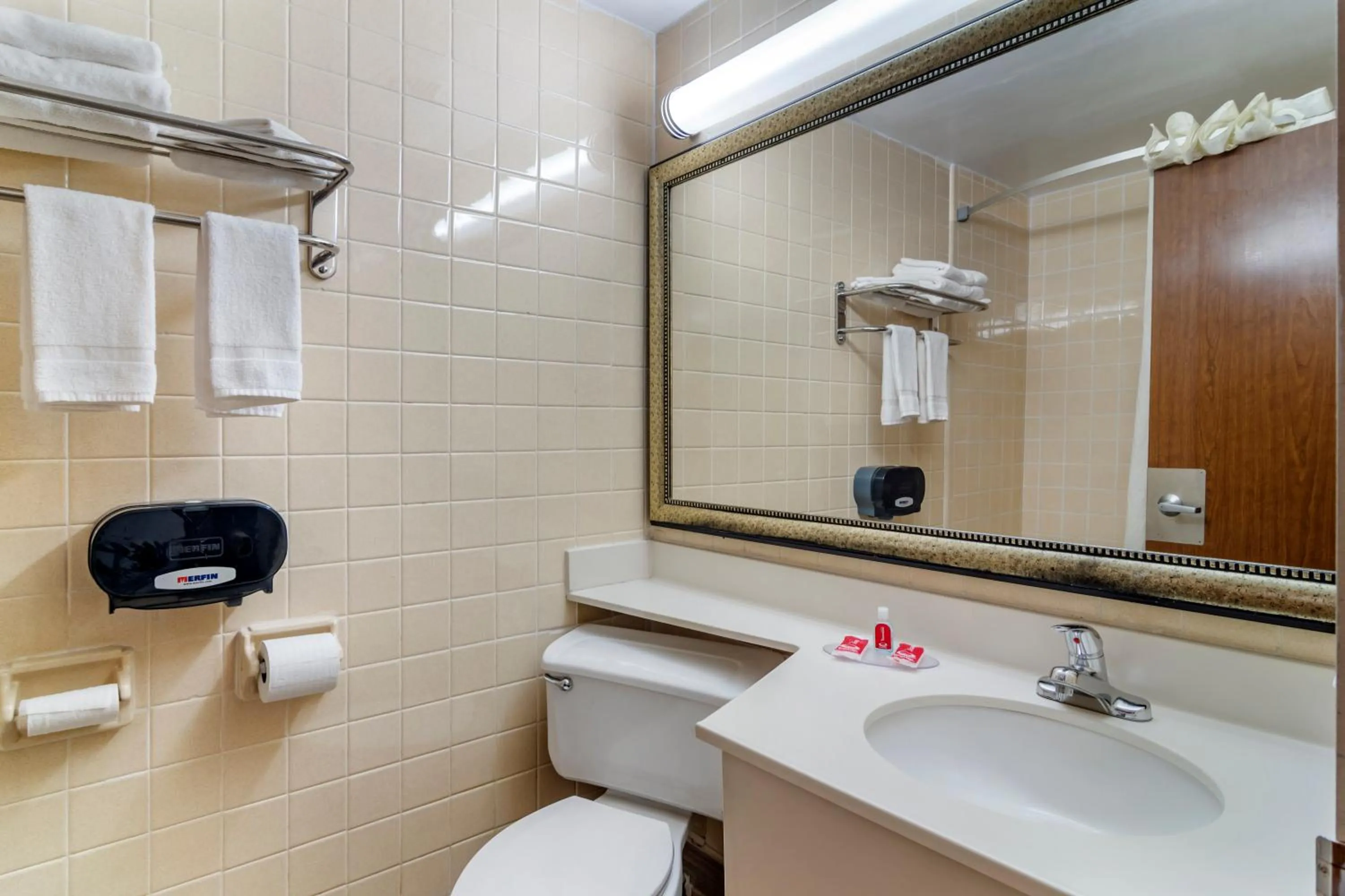 Bathroom in Perry Inn & Suites By Capital O National Fairground GA I 75