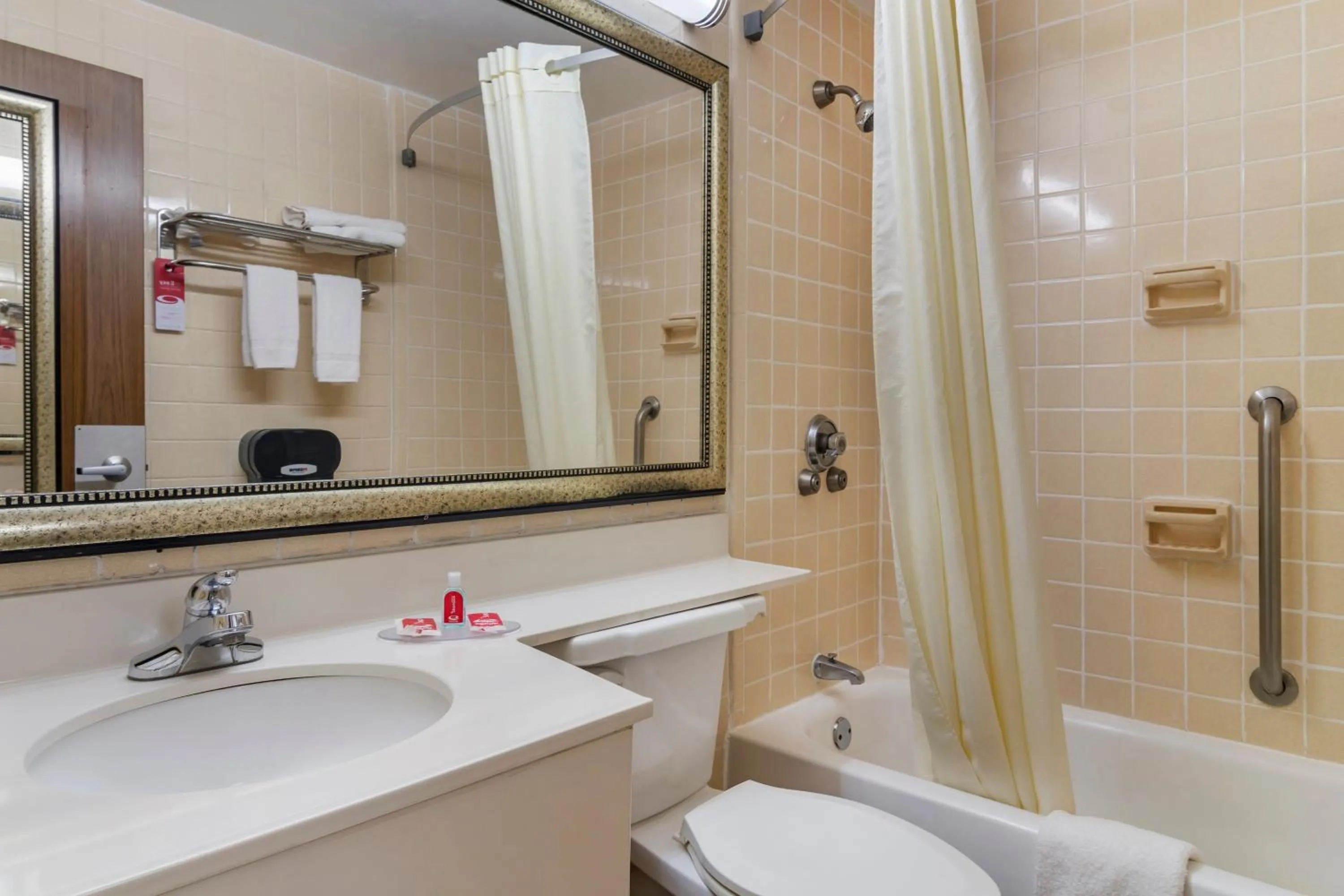 Bathroom in Perry Inn & Suites By Capital O National Fairground GA I 75