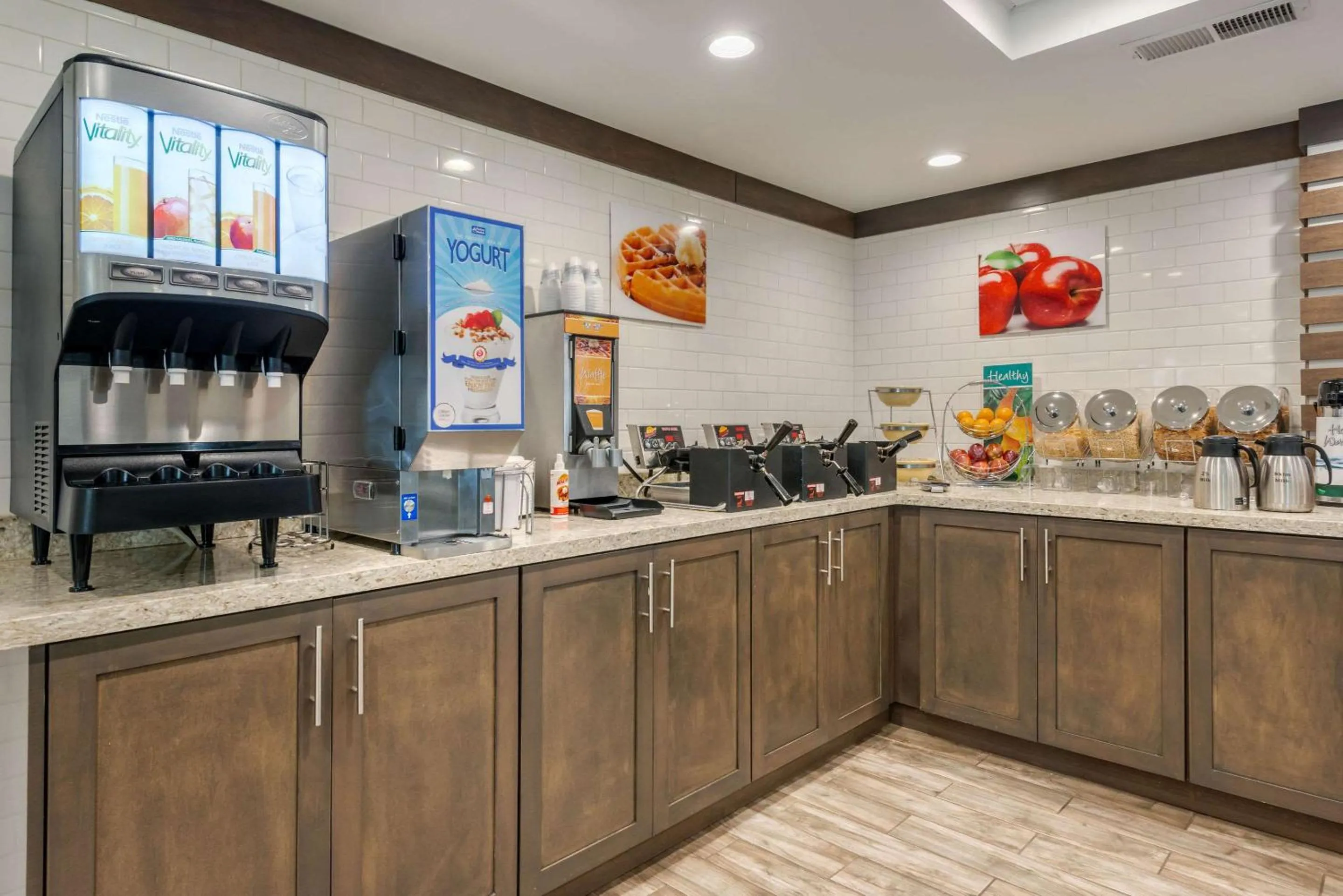 Breakfast in Seafarer Inn & Suites, Ascend Hotel Collection