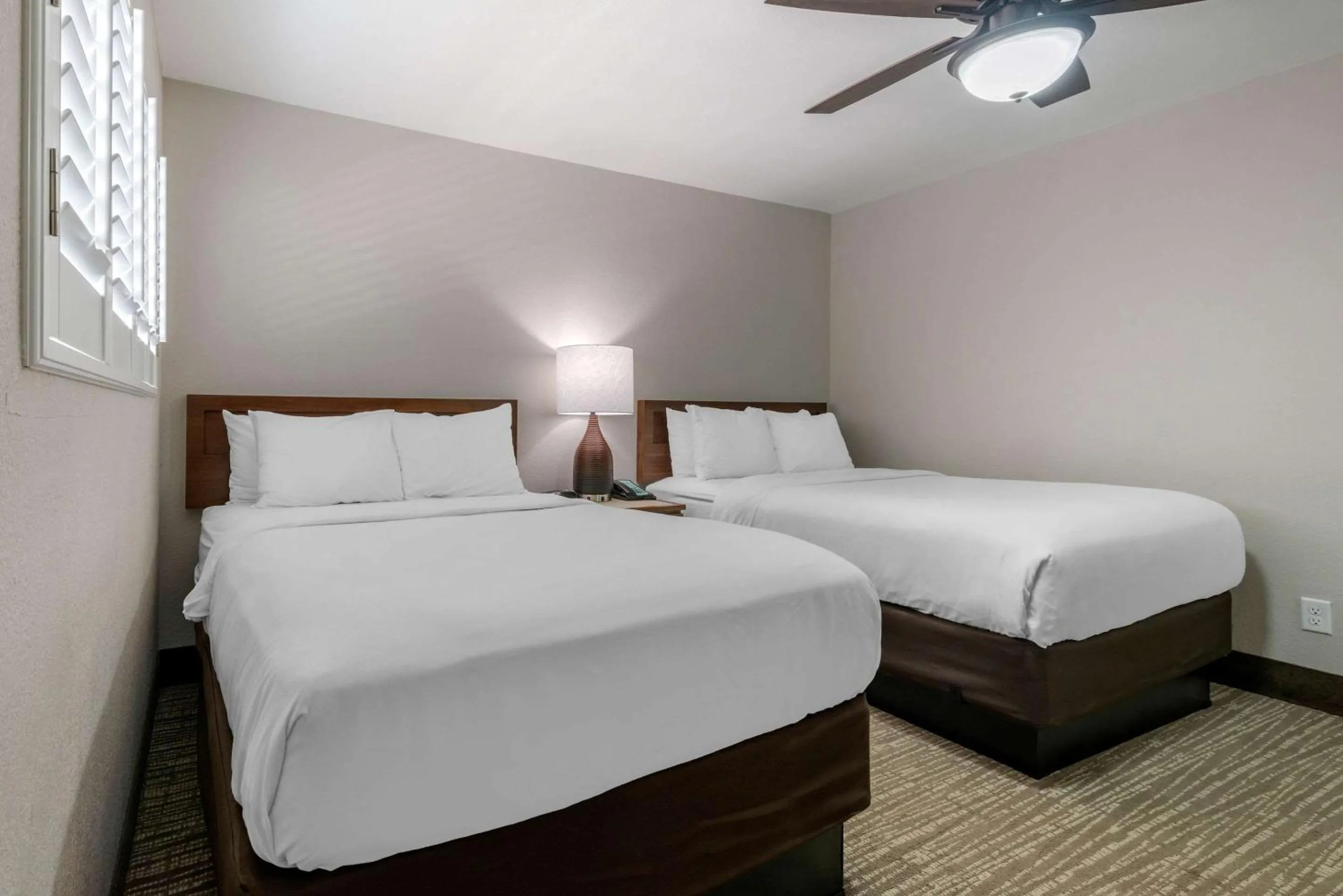 Bedroom, Bed in Seafarer Inn & Suites, Ascend Hotel Collection