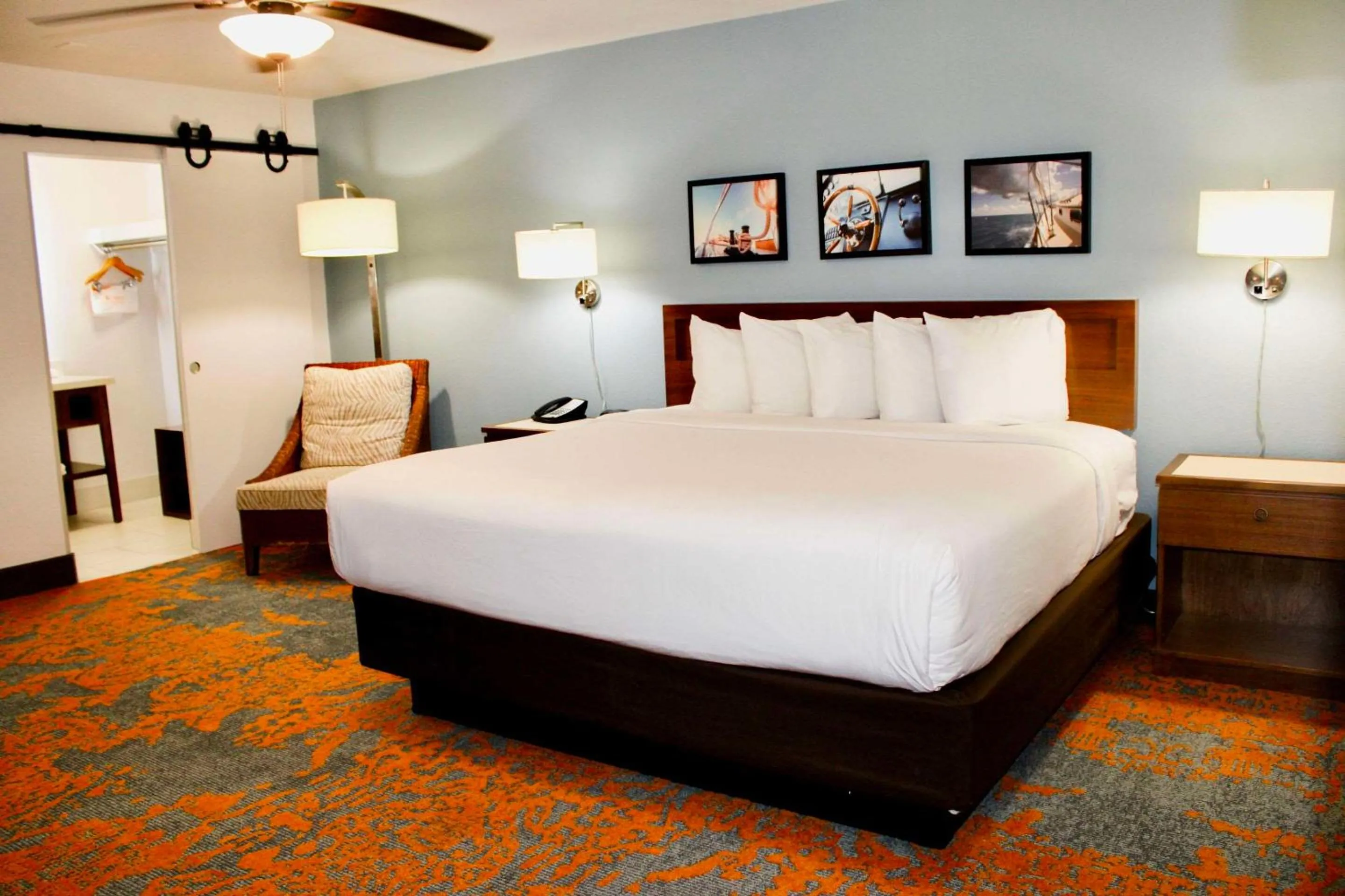 Bedroom, Bed in Seafarer Inn & Suites, Ascend Hotel Collection
