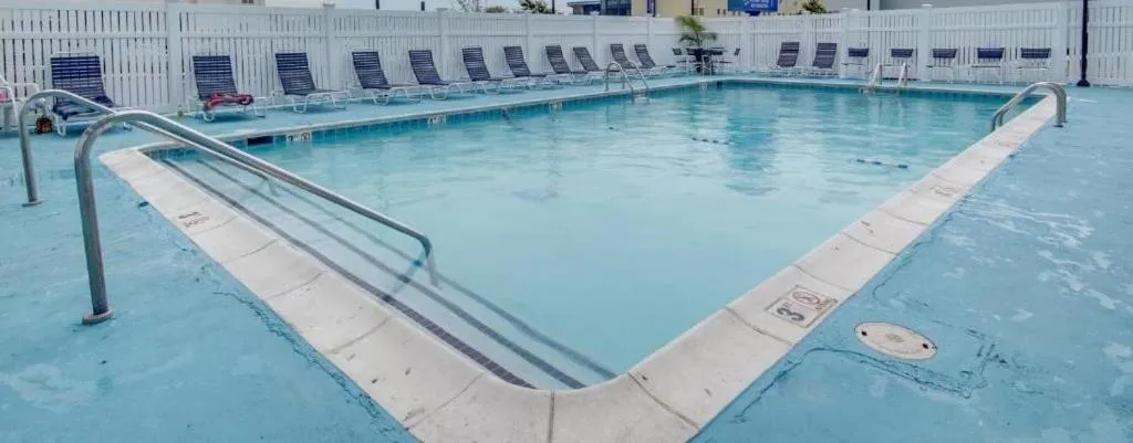 Swimming pool in Simple Life Motel