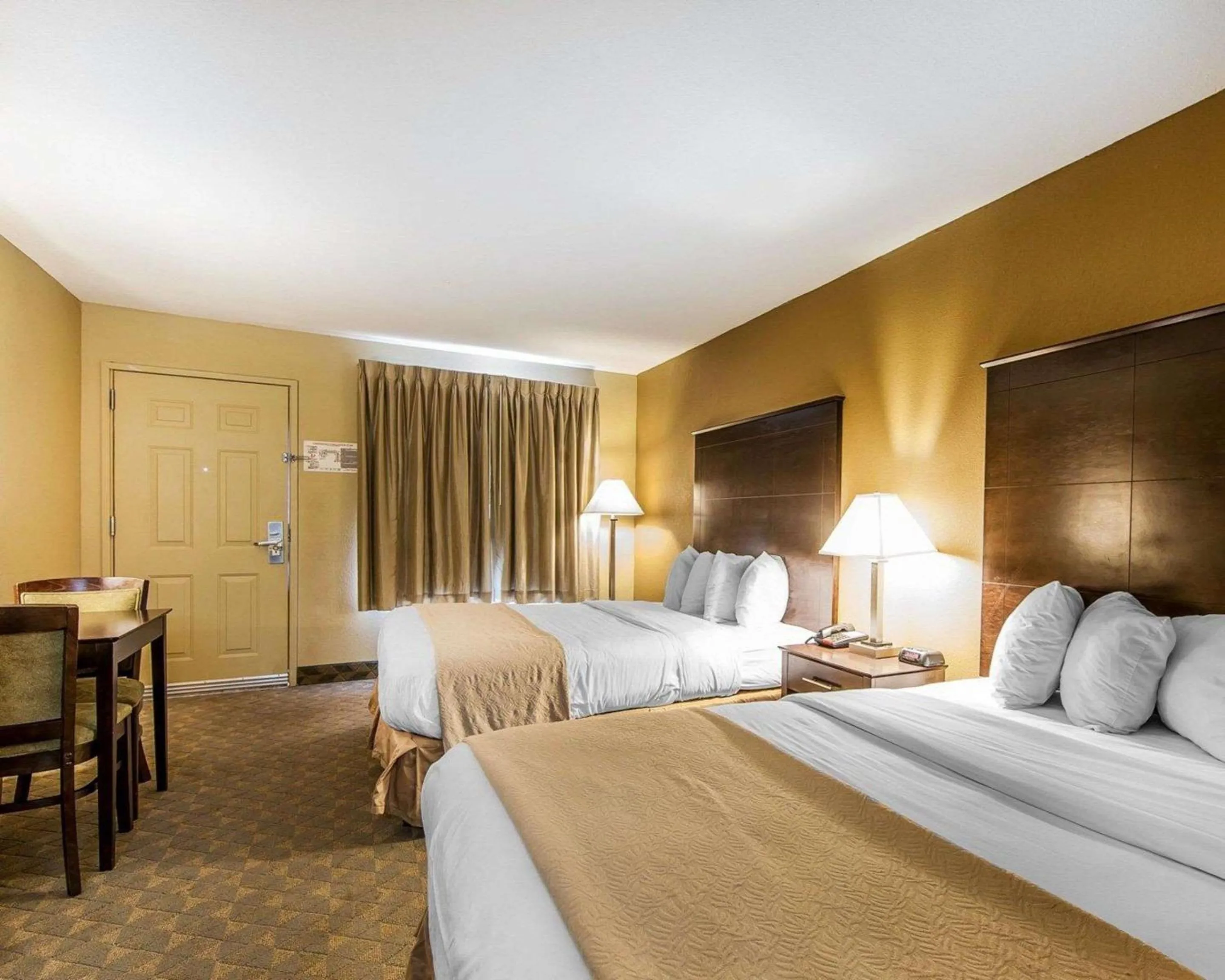 Photo of the whole room, Bed in Quality Inn & Suites Bremen