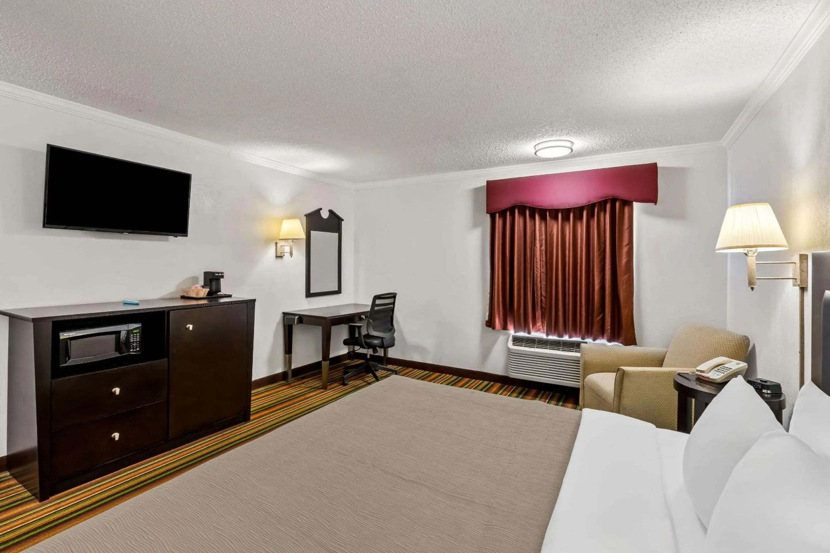 Bedroom, Bed in Quality Inn Marietta near Dobbins ARB