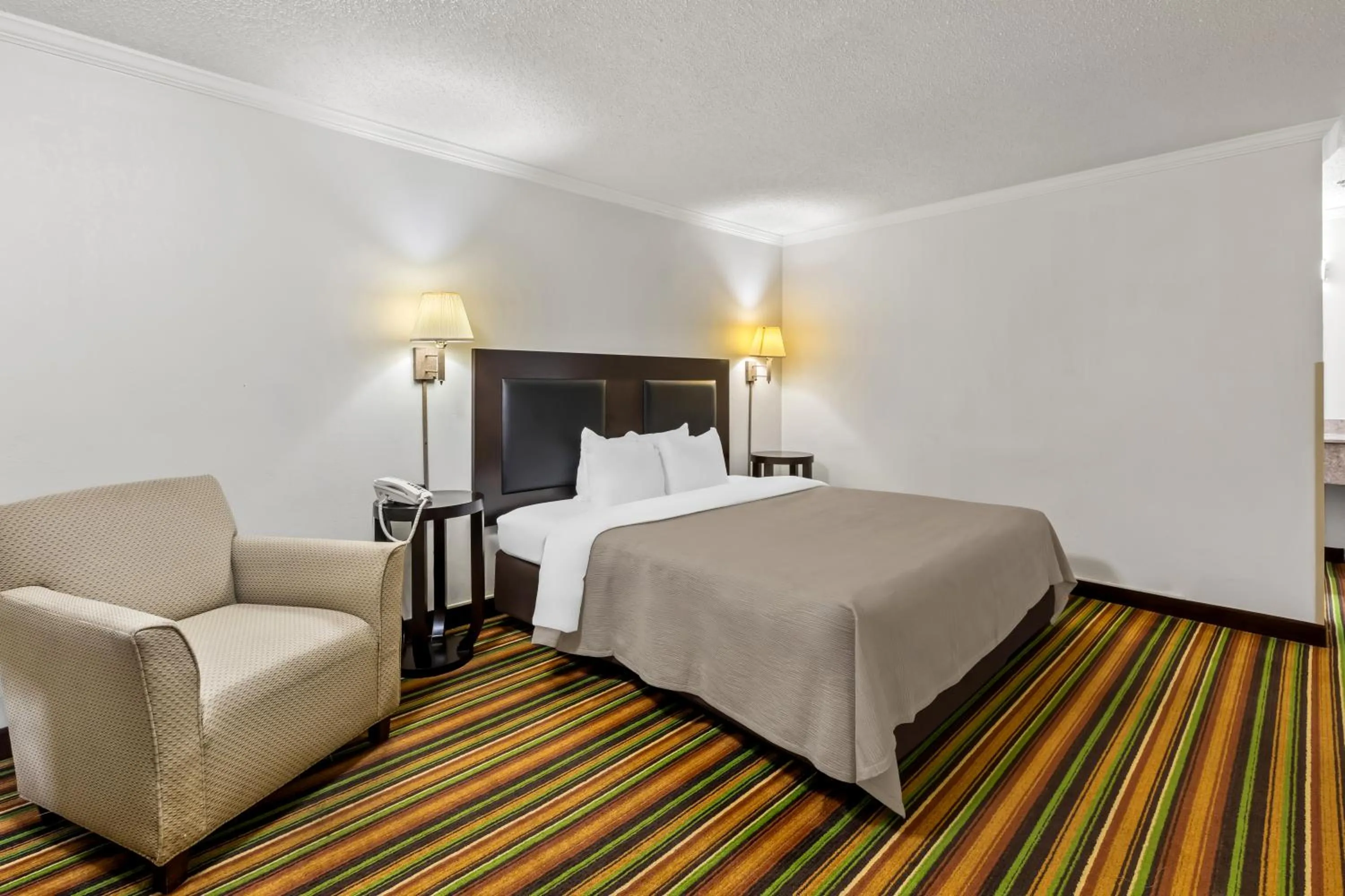 Bed in Quality Inn Marietta near Dobbins ARB