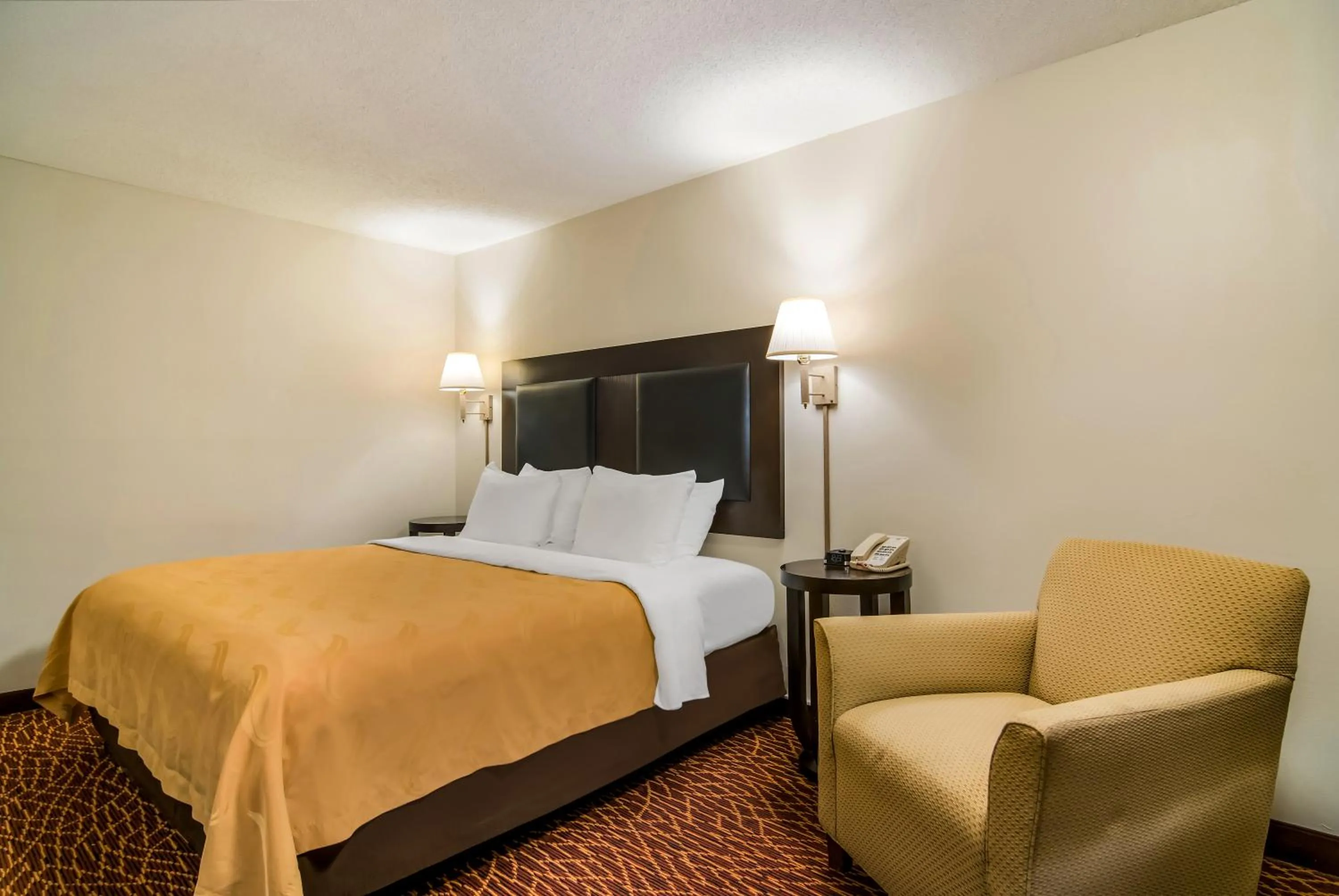 Bed in Quality Inn Marietta near Dobbins ARB