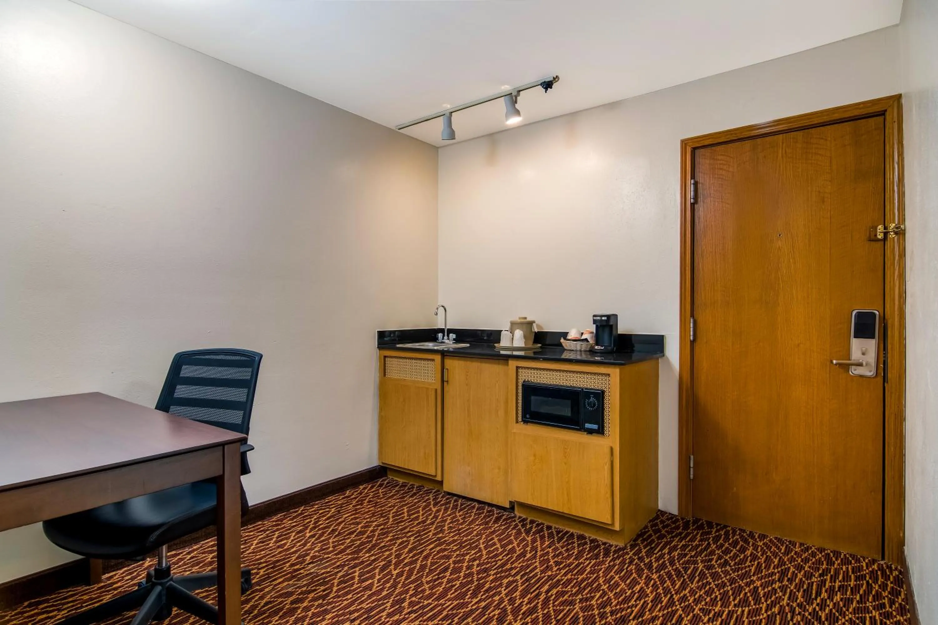 Bedroom in Quality Inn Marietta near Dobbins ARB