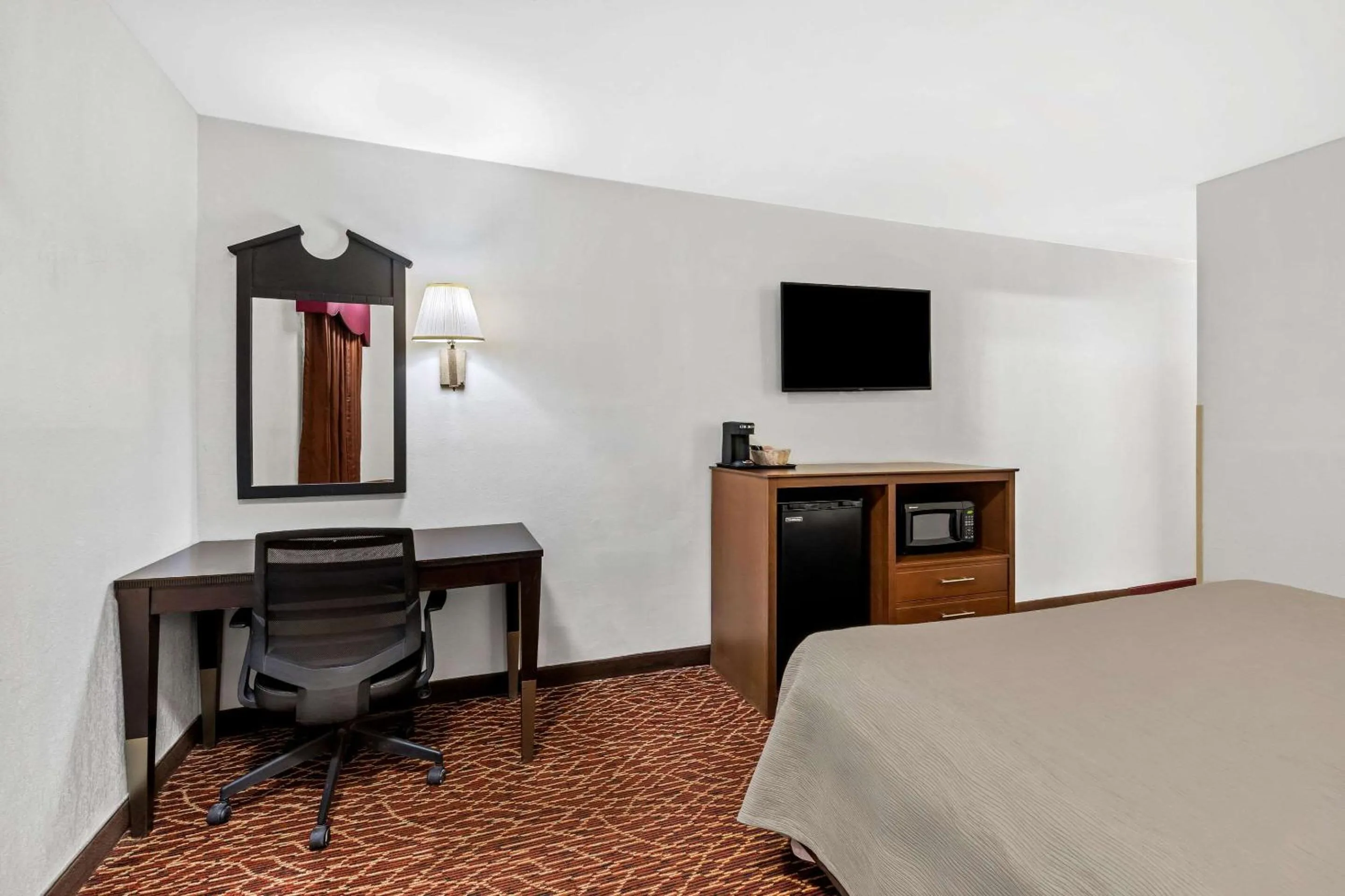 Bedroom, Bed in Quality Inn Marietta near Dobbins ARB