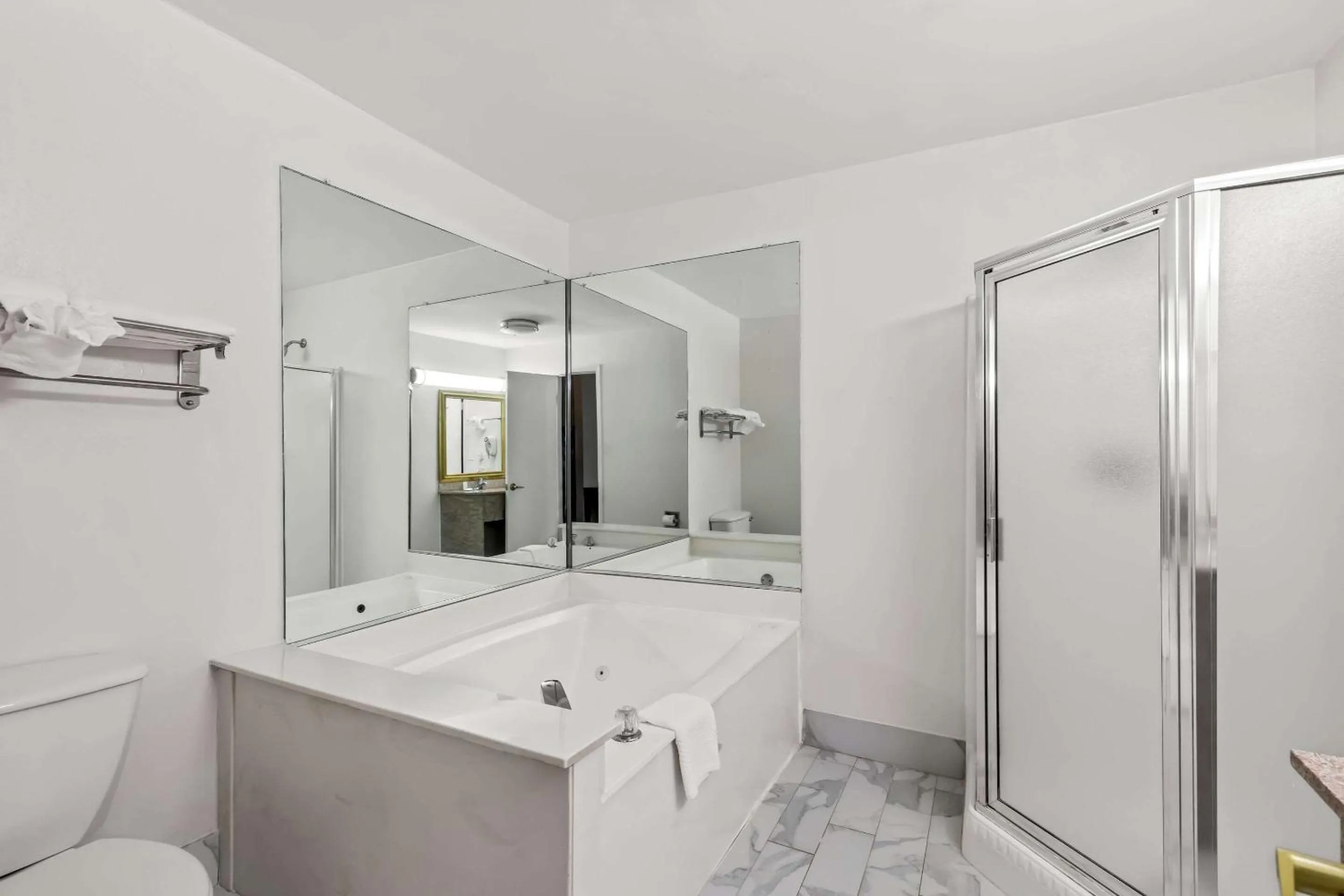 Bedroom in Quality Inn Marietta near Dobbins ARB