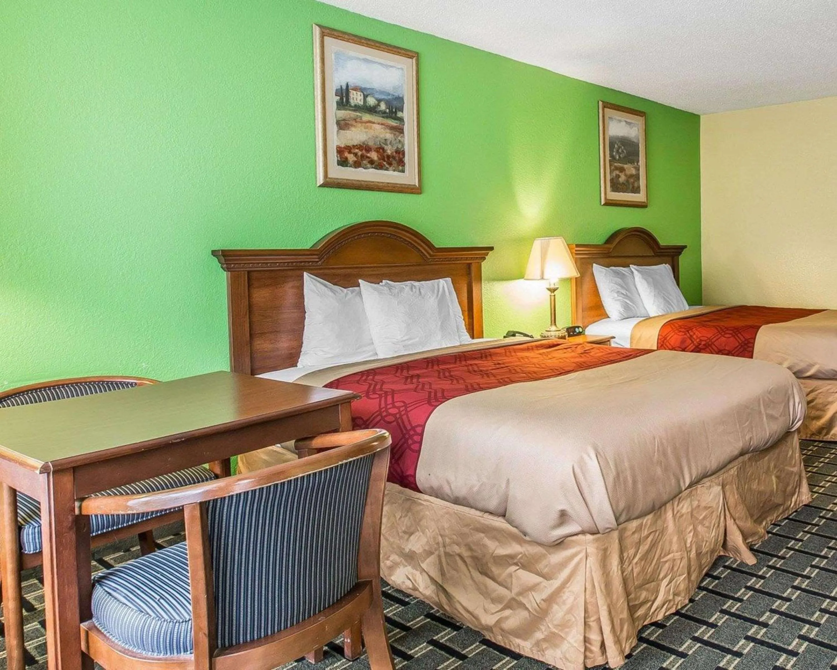 Photo of the whole room, Bed in Econo Lodge Douglas