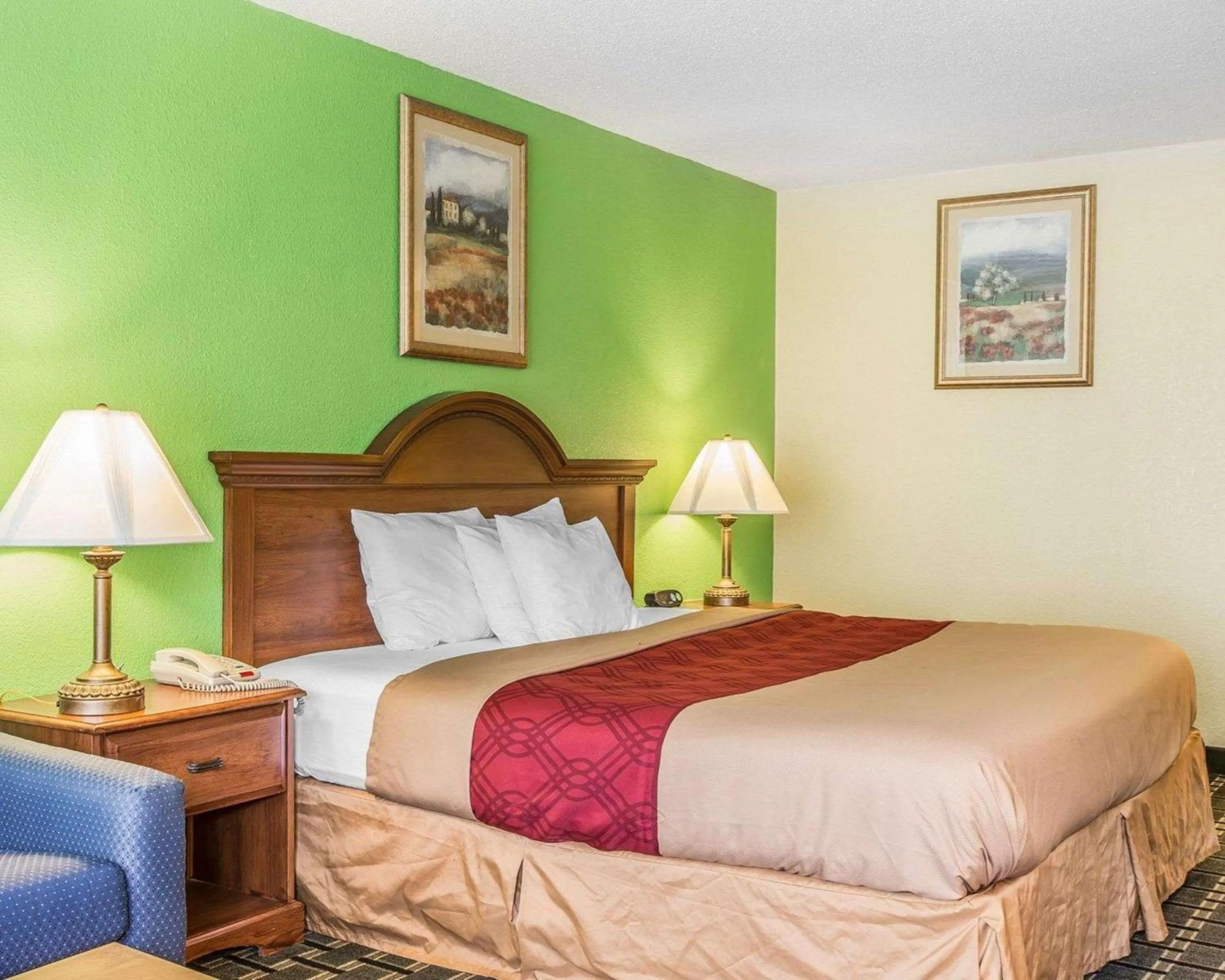 Photo of the whole room, Bed in Econo Lodge Douglas