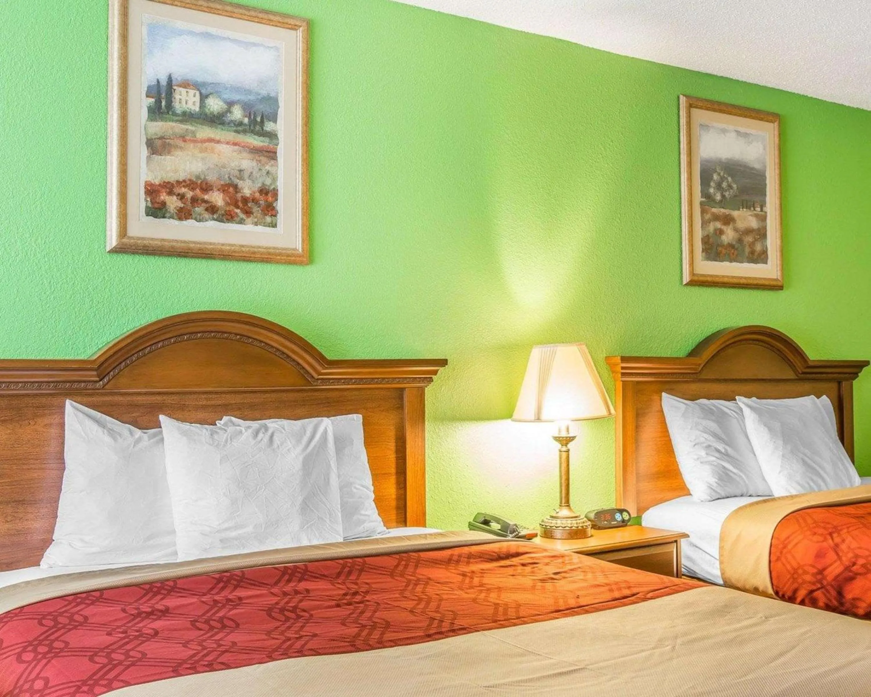 Photo of the whole room, Bed in Econo Lodge Douglas