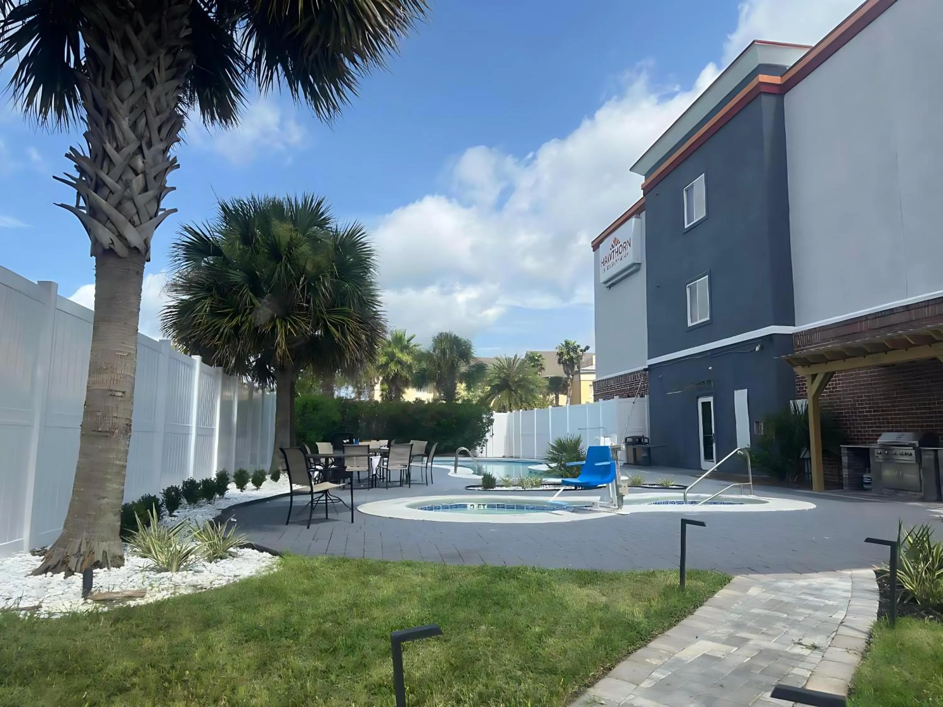 Inner courtyard view in Wingate by Wyndham Kings Bay Naval Base I-95