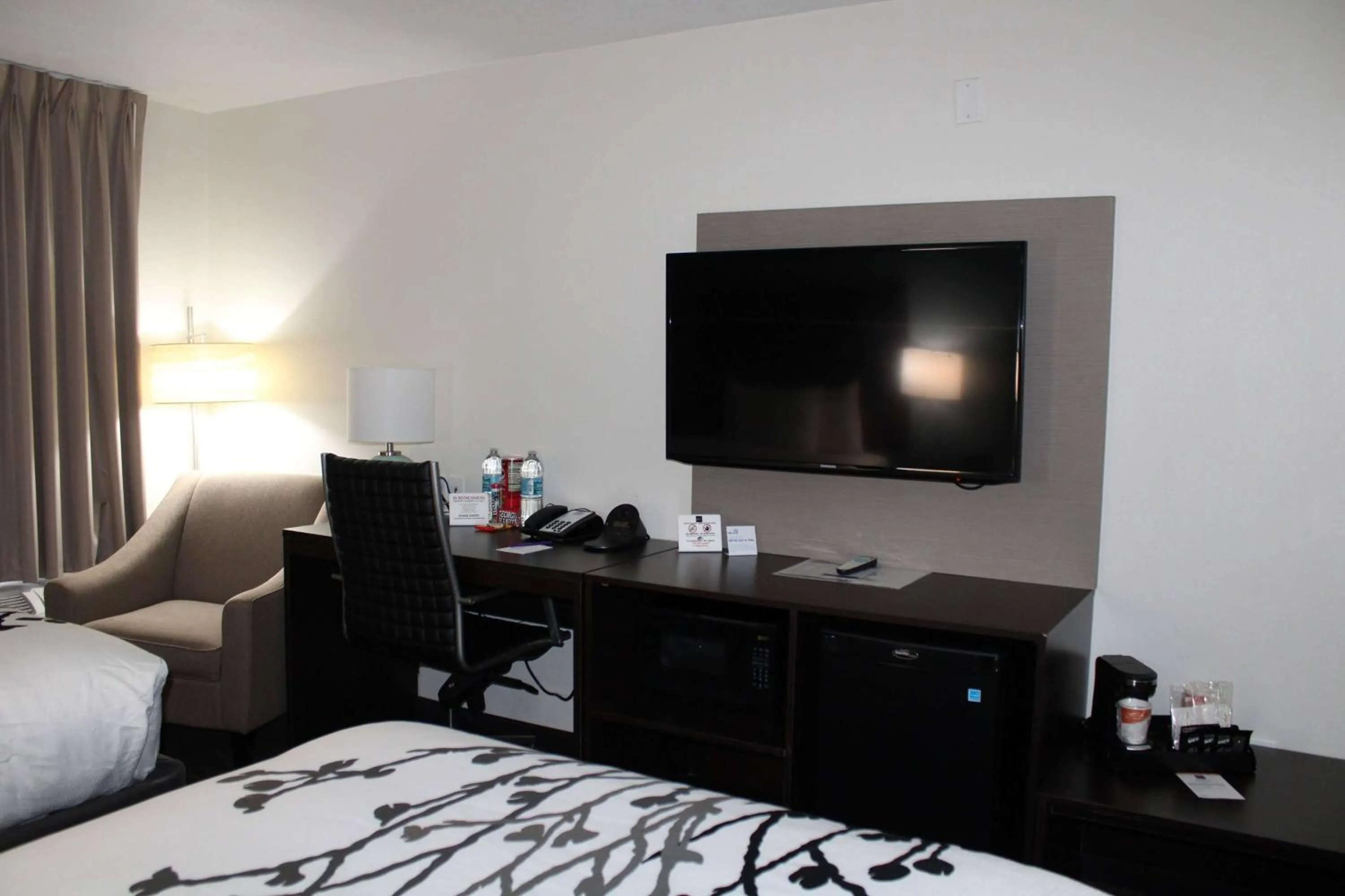 Photo of the whole room, Bed in Sleep Inn & Suites